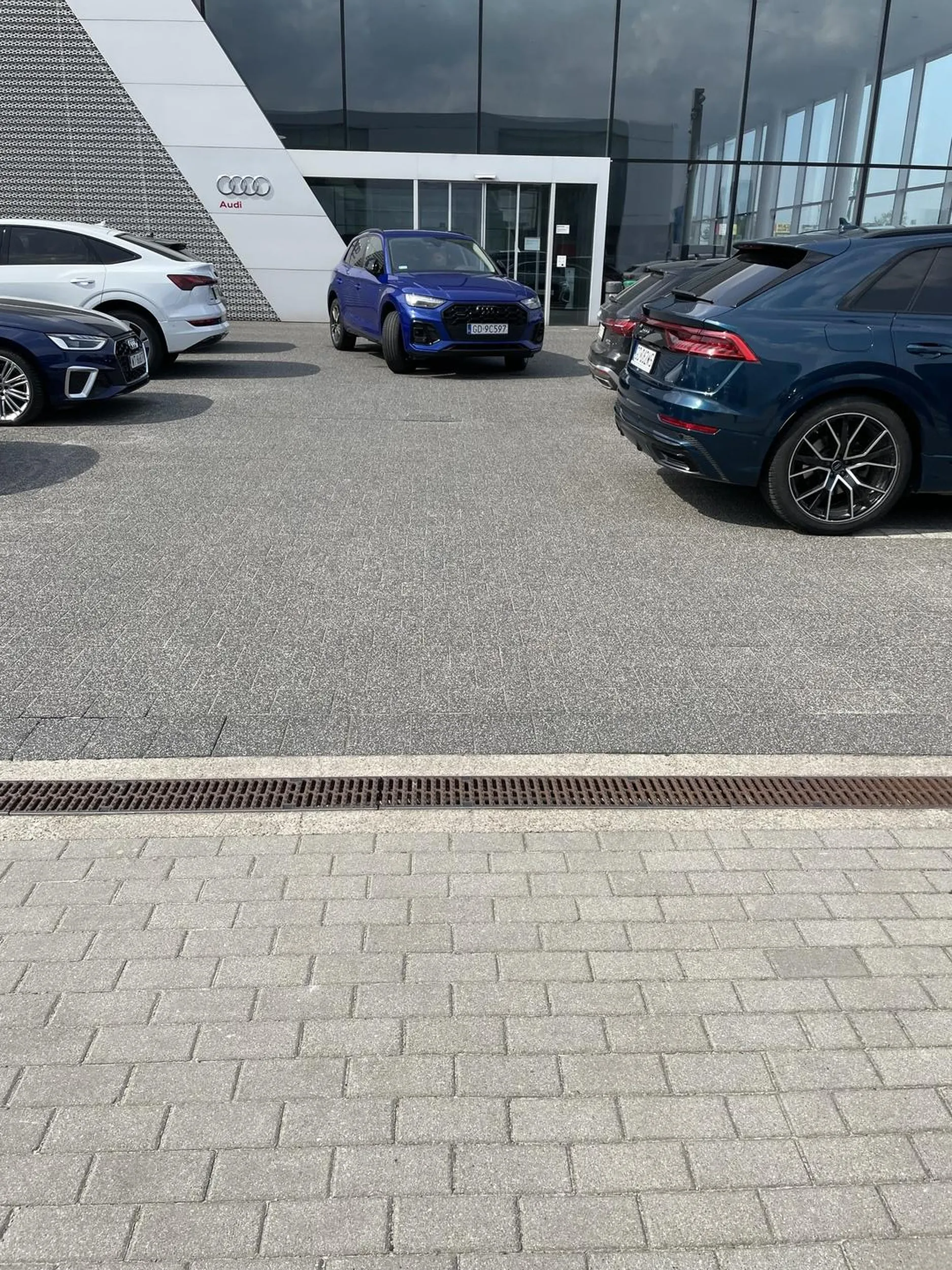 Szon sobie zaparkował samochód na wjeździe do parkingu - silnik zgaszony, babsko gdzieś grzebie - odpowiedni samochód dla odpowiedniej osoby - 4 zera, piąte  za kółkiem. Żeby nie było - stała tak dobre 10 min.