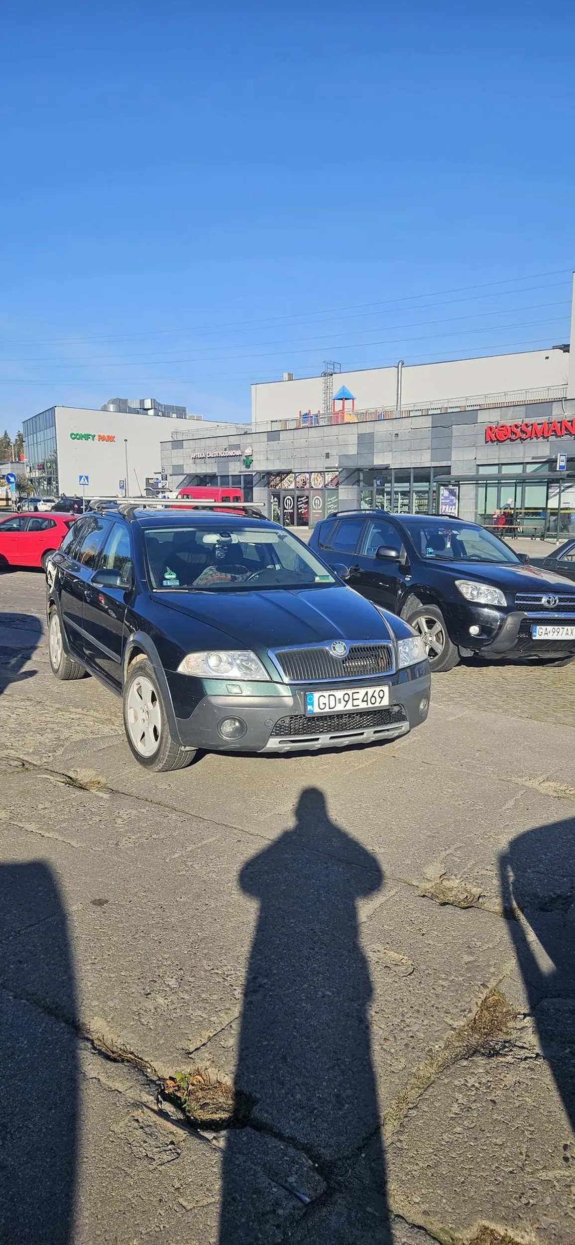 stary buc z wąsem ze skody zaparkował na wyjeździe z parkingu przy pasażu chełmskim