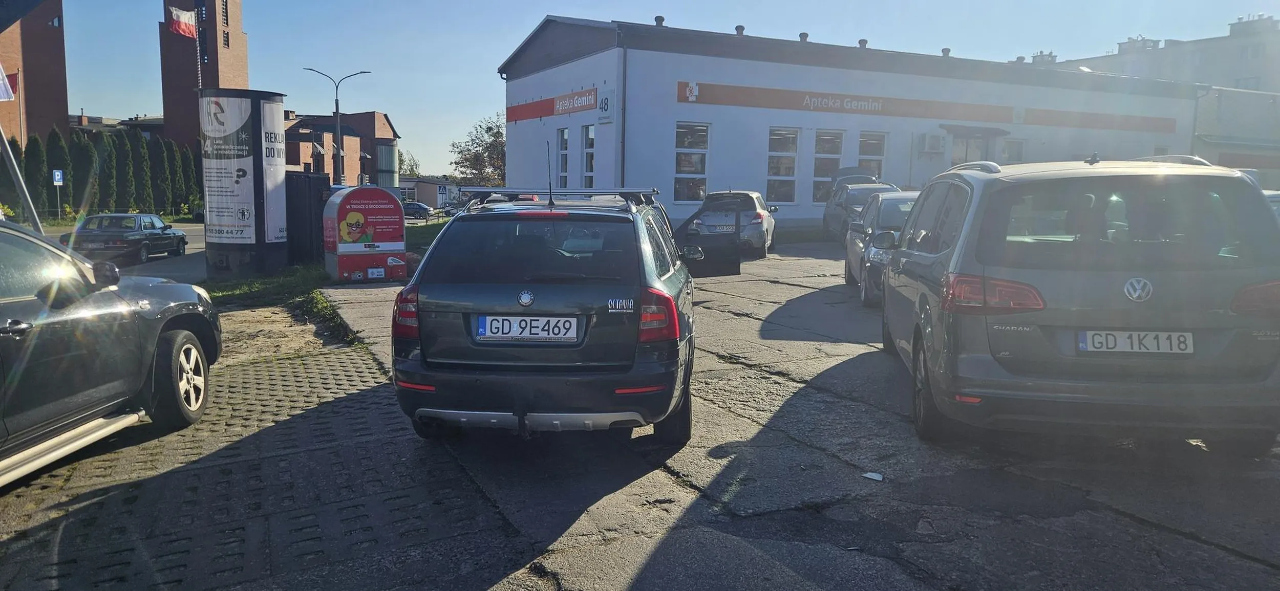 stary buc z wąsem ze skody zaparkował na wyjeździe z parkingu przy pasażu chełmskim