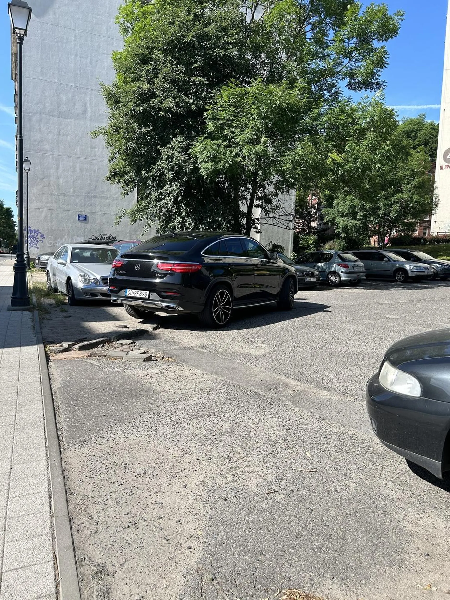 Chłopie naucz się parkować, bo było tam miejsce, a nie zastawiać innych ludzi ?