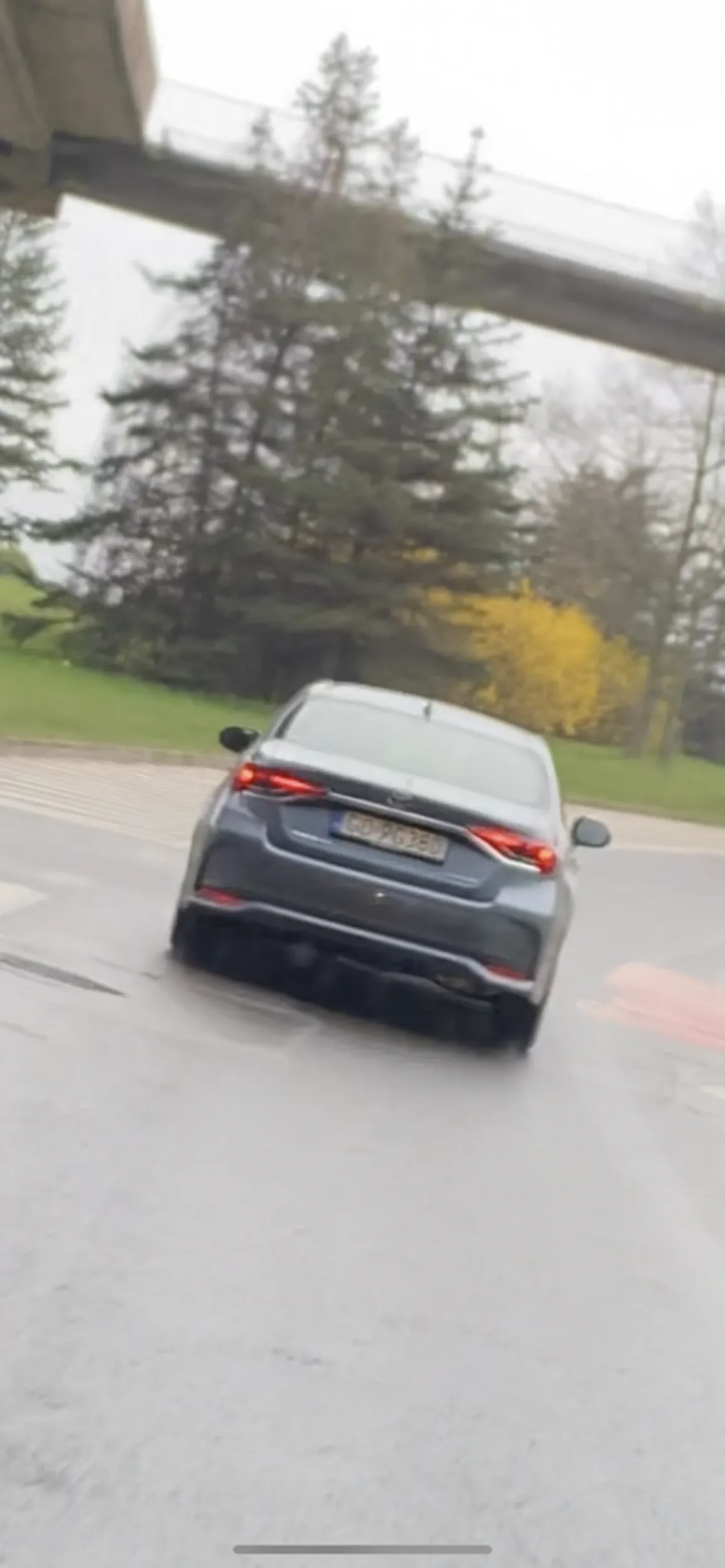 Dojeżdża do świateł na Jana Pawła jak żółw. Byleby się nie zatrzymać, „a bo może zmieni się w międzyczasie z czerwonego na zielone”. Jedzie przez to 20 km/h, tamuje ruch, a potem płacz „DALEGO SĄ KORKI W GDAŃSKU?!”