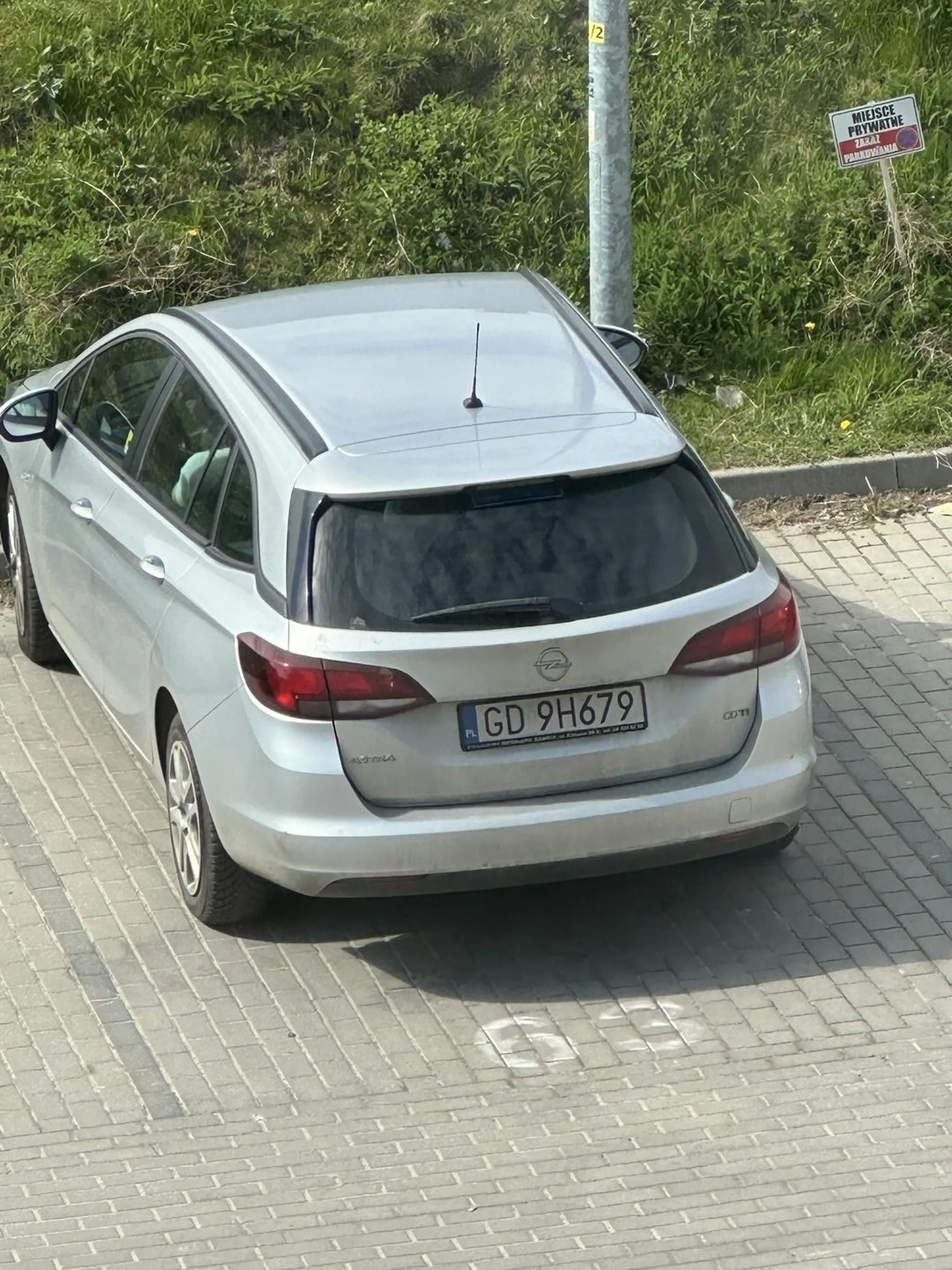 Pani po prostu wyrzuca sobie papierosy na ulicę bo nie chce jej się iść do śmietnika. Chamstwo