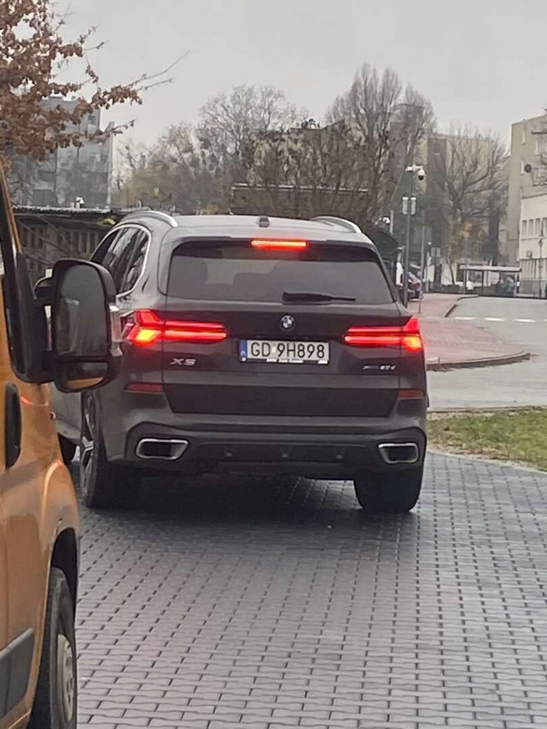 Nie potrafi jeździć, wymusiła 3 razy pierwszeństwo podczas gdy jechała przed mną, prawie potrąciła starsza panią na pasach, ciągle zagapiona w telefon.