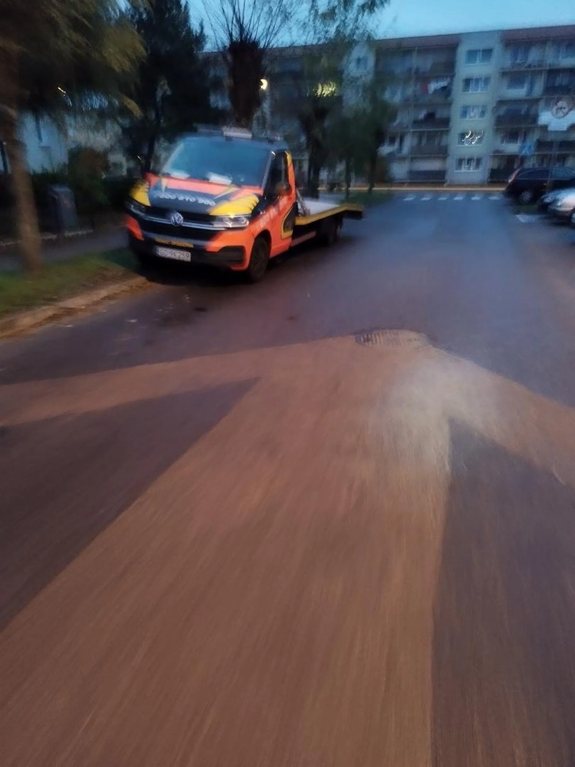 Codziennie Parkuje tak wczesnym wieczorem i stoi do późnego rana. Wcześniej blokował wjazd przeciwpożarowy az sąsiedzi wywalczyli postawienie znaku zakaz zatrzymywania