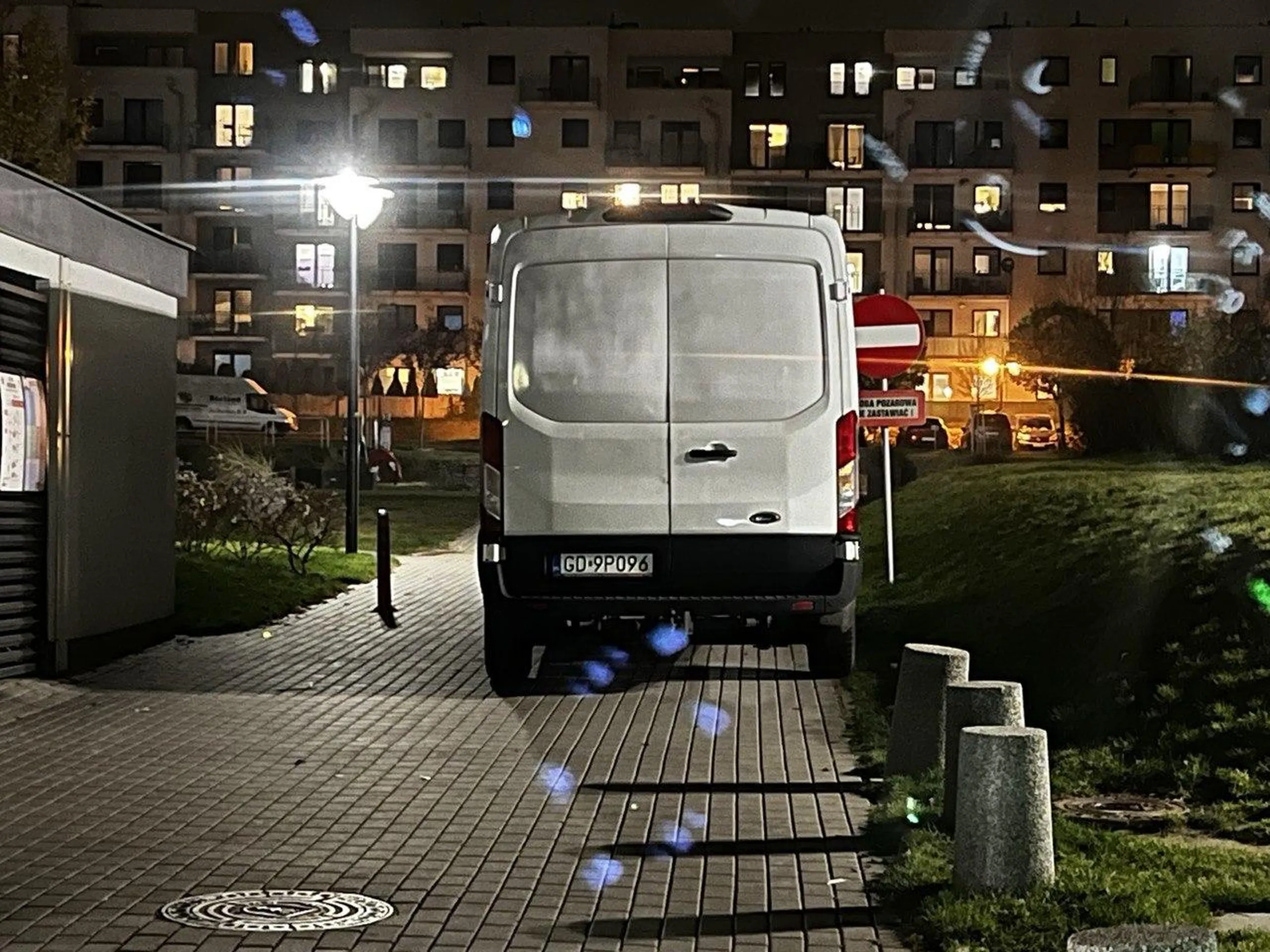 kurierzyna znalazl sobie darmowy parking na drodze pozarowej, super reklama dla firmy fedex