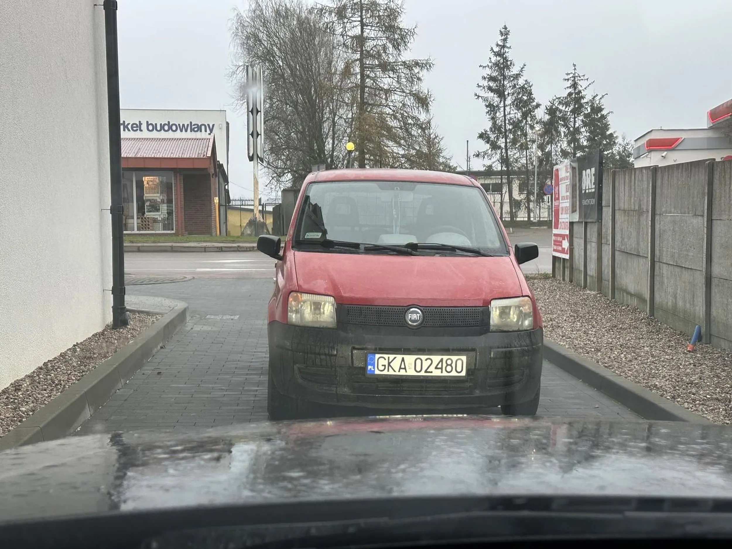Blokuje drogi pożarowe/ wyjazd z posesji - jedyny.