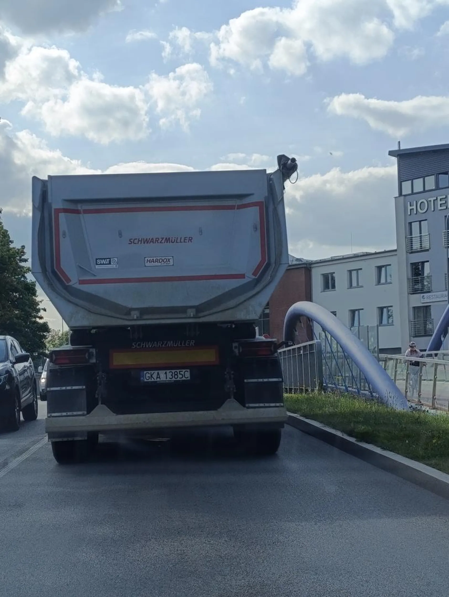 Na krótkim odcinku o mało co nie zabił rodziny, bo nie potrafi ustąpić pierwszeństwa, ponadto pieszym na pasach też nie ustępuje. Niby "kierowca zawodowy" a albo jeździ bez prawa jazdy, albo znalazł je w chipsach. Brak słów na idiotę...