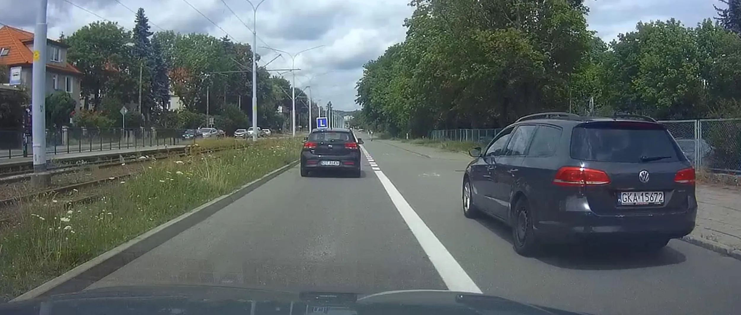 Wyprzedzanie po prawej stronie po drodze dla rowerów i stwarzanie zagrożenia na drodze, bo przecież nie można jechać za nauką jazdy.