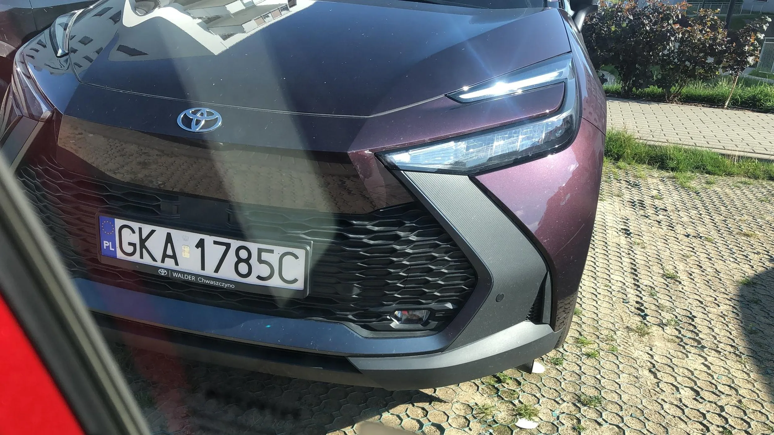 Parkowanie na miejscu prywatnym( oznaczenie tuż przy wjeździe) plus problem z zaparkowaniem w liniach.