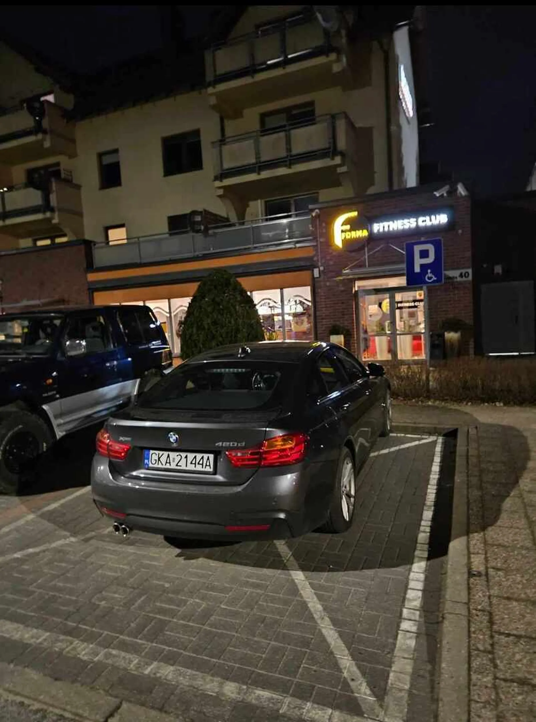 Panu w BMW sterydy przepaliły ostatnie zwoje mózgowe i za każdym razem idąc na siłownie parkuje dla miejscu dla niepełnosprawnych
