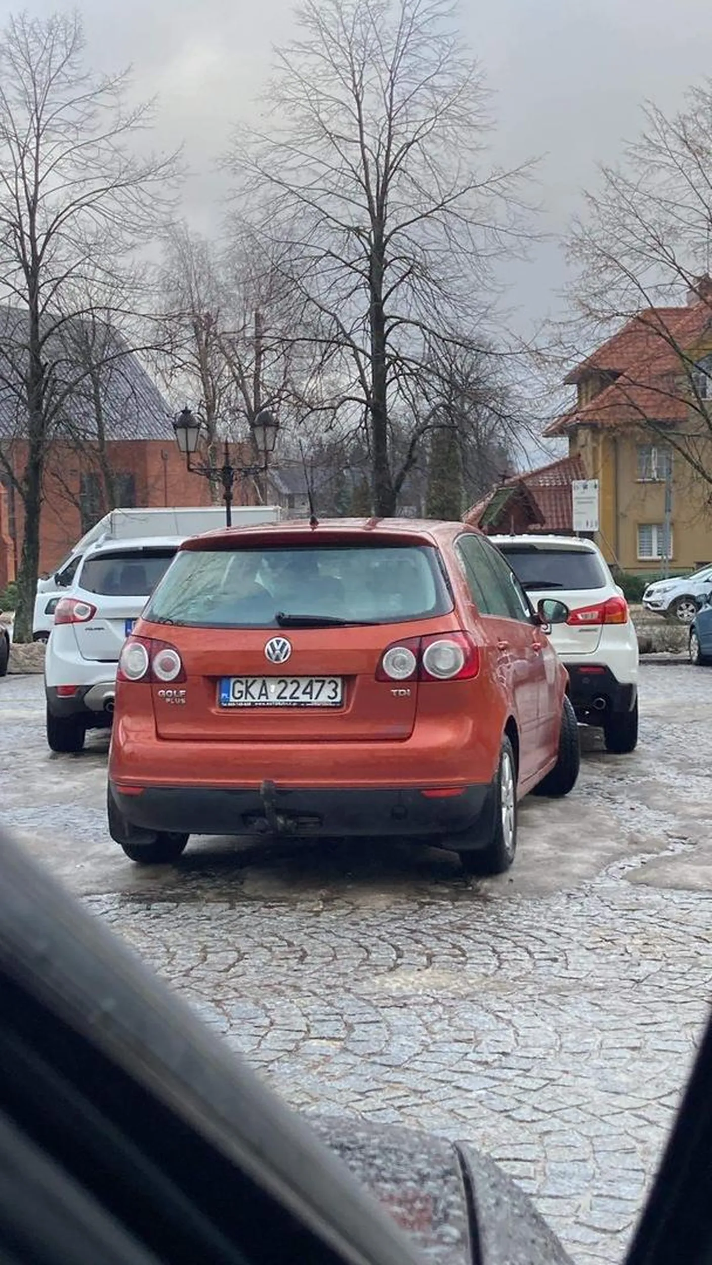Parkowanie na dwóch miejscach parkingowych (wybaczamy chyba tej pani oraz pozdrawiamy :)) )