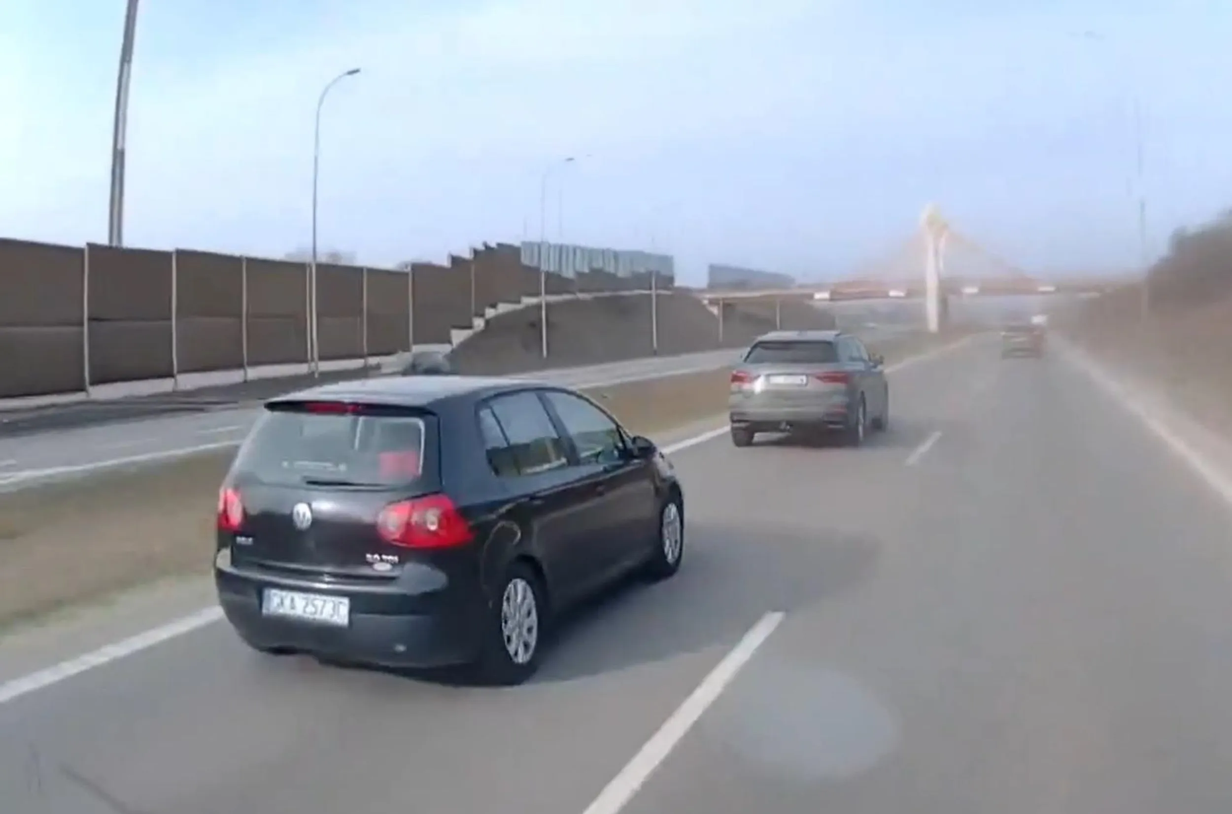 Cebularz jeździ na zderzaku poprzedzającego auta. 20-letnni GOLF TDI - 20 lat pierdział w niego Niemiec nim cebularz go kupił.