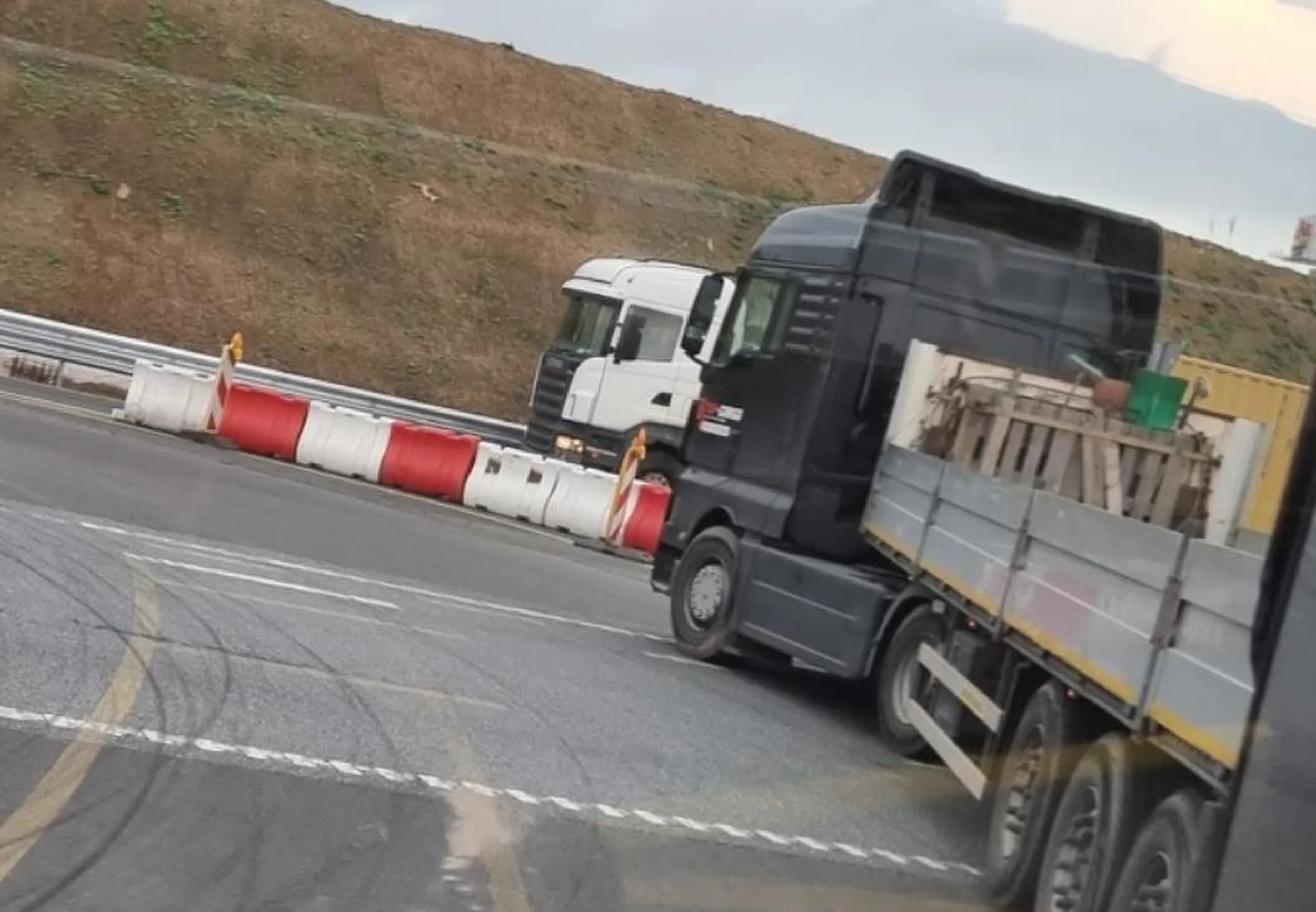 11.10. 2024 obwodnica Trójmiasta. Agresywny kierowca ciężarówki. Jazda tego pana zagraża bezpieczeństwu w ruchu drogowym