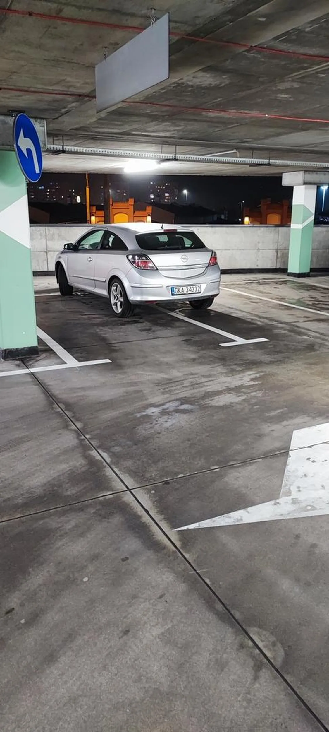 Świetne parkowanie na szczęście kierowca jeździ ogromnym pojazdem i na co dzień pewnie przewozi nim ładunki ponadgabarytowe dlatego można mu wybaczyć jego parkowanie wierzę że chciał dobrze