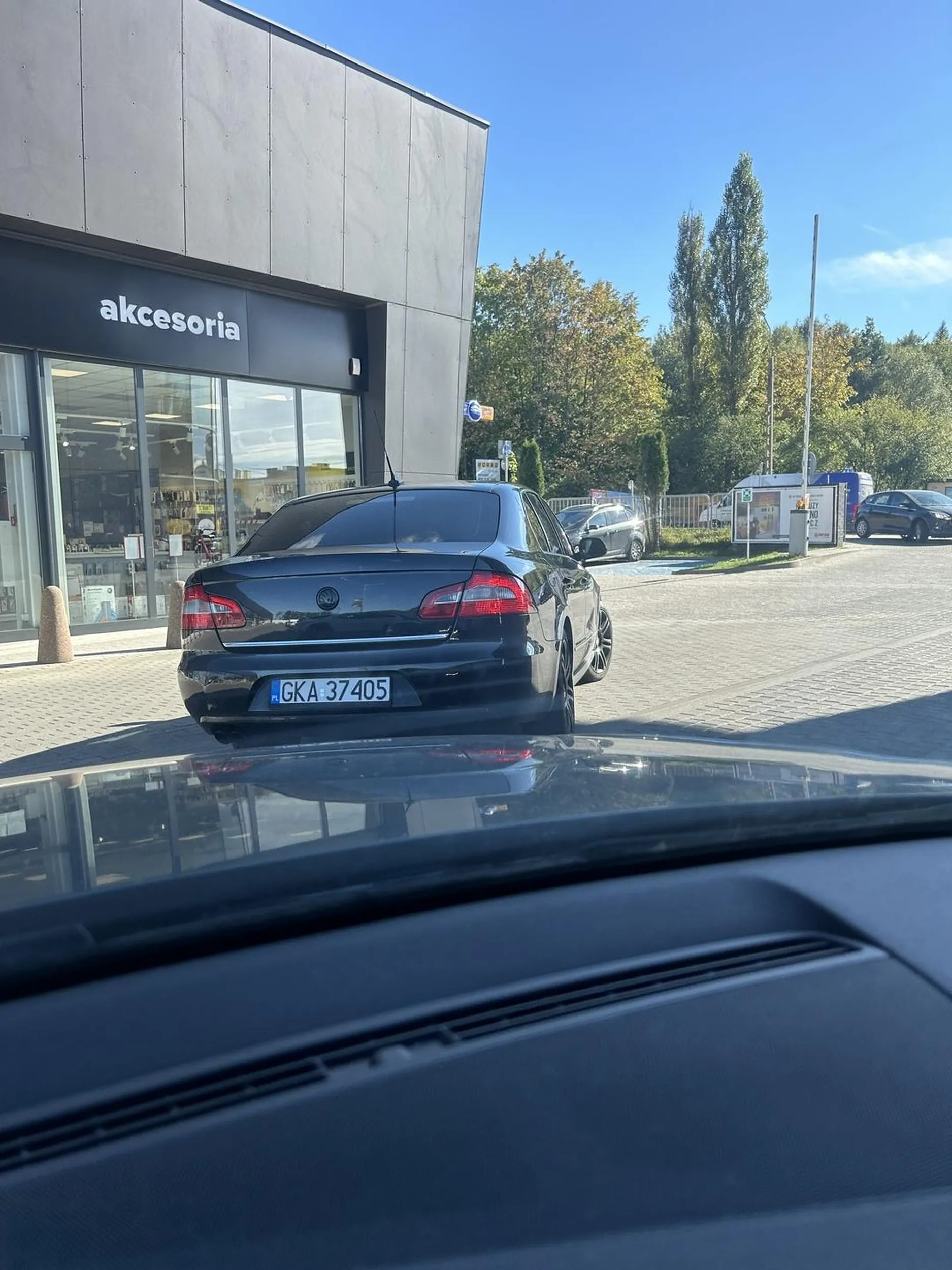 Uwaga na ułomnego kierowcę tego pojazdu. Wymusił pierwszeństwo oczywiście ignorując sygnalizację dźwiękową. Kilka centymetrów i miałby starcie z policją. Zalecam badania psychiatryczne i test IQ. Pan ewidentnie powinien dostać lekcję kultury i zasad poruszania się po drodze.
