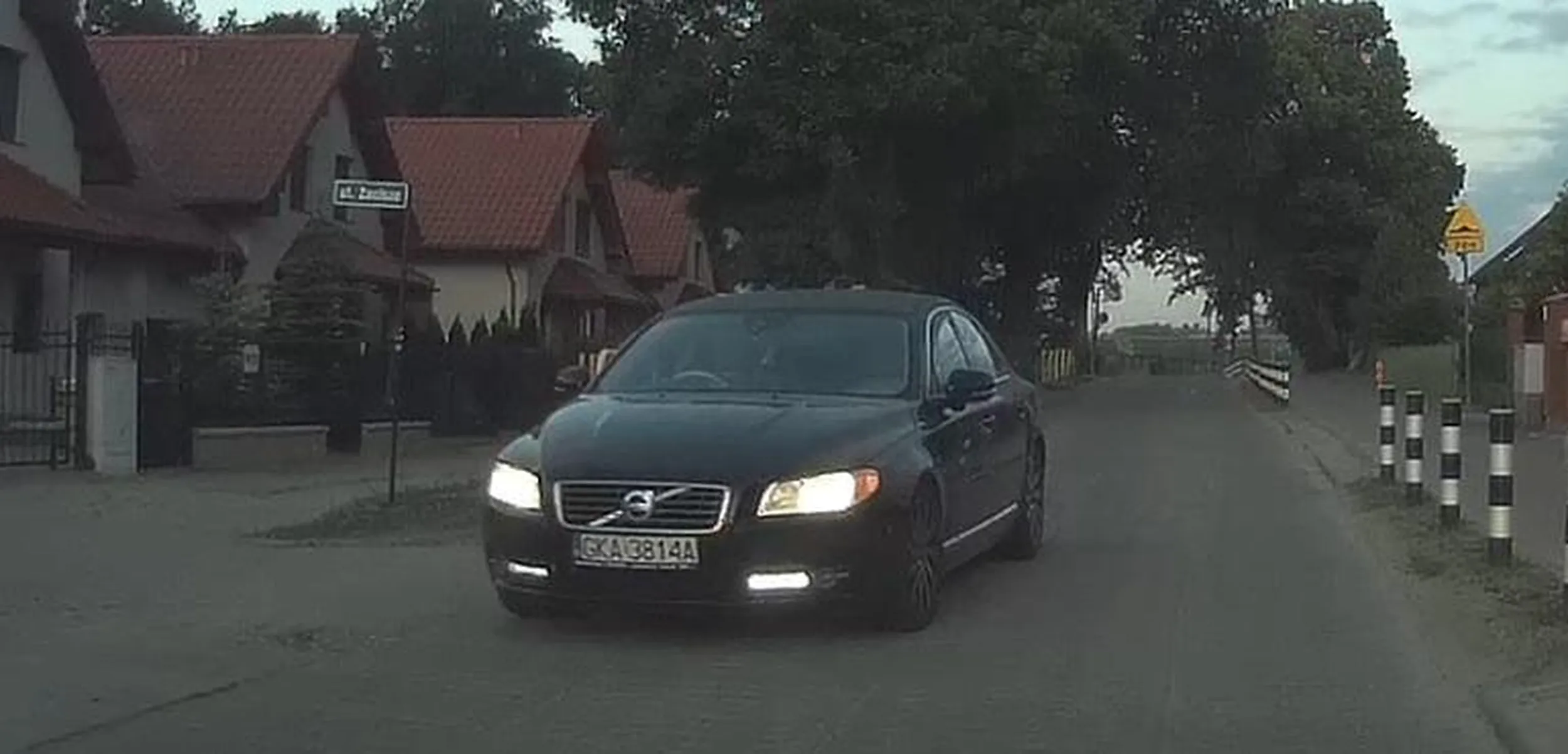 Gościu, zmusiłeś mnie do całkowitego zahamowania.  Żadnej refleksji po tym zdarzeniu. Jak posąg wpatrzony w przestrzeń sobie król odjechał.. Gdybym mocno nie przyhamował to byśmy rozwalili sobie całkowicie lewe lampy...