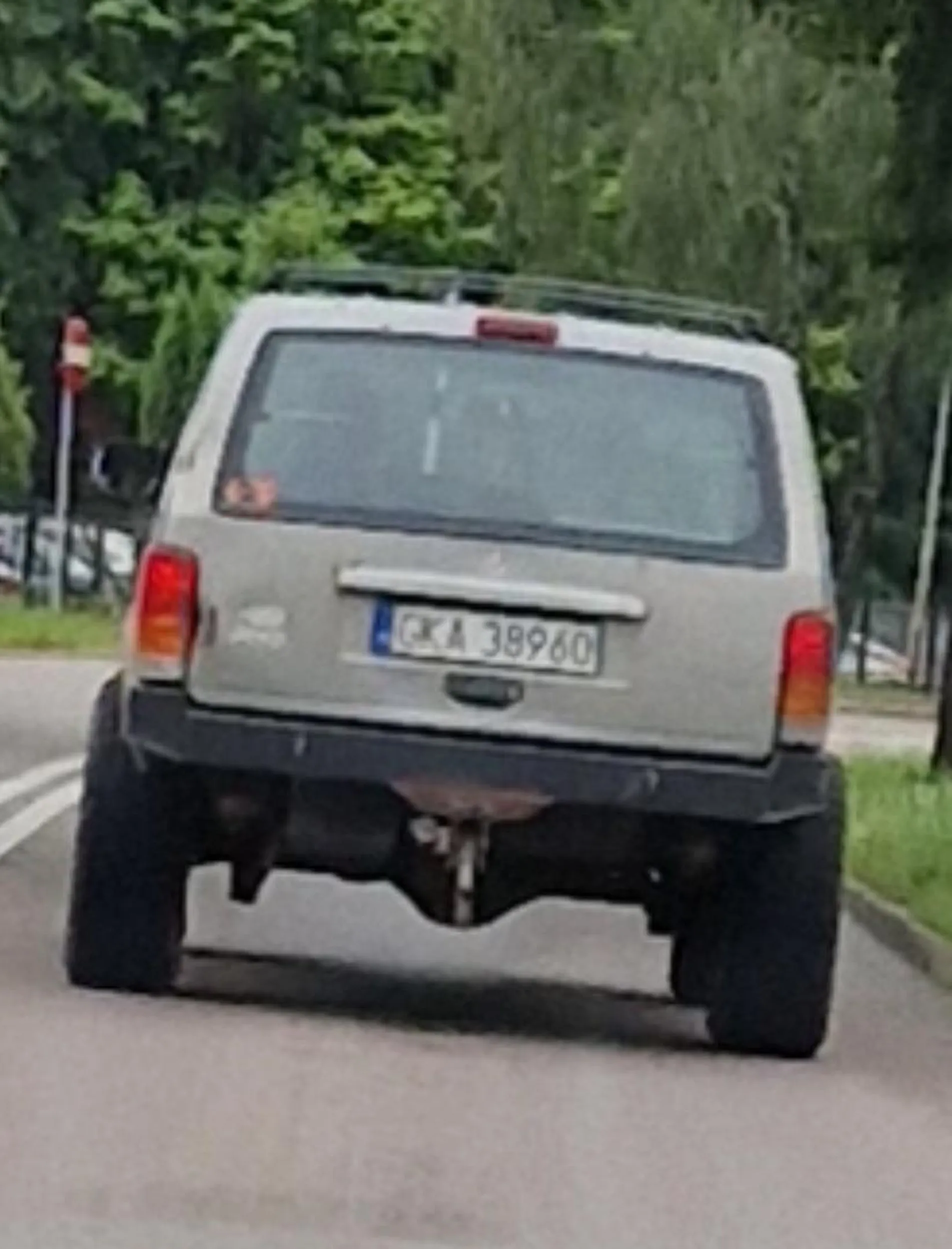 Jeżeli pojazd nie jest zarejestrowany jako ciągnik rolniczy to za wystające koła policja może zabrać dowód. Pozdrawiam