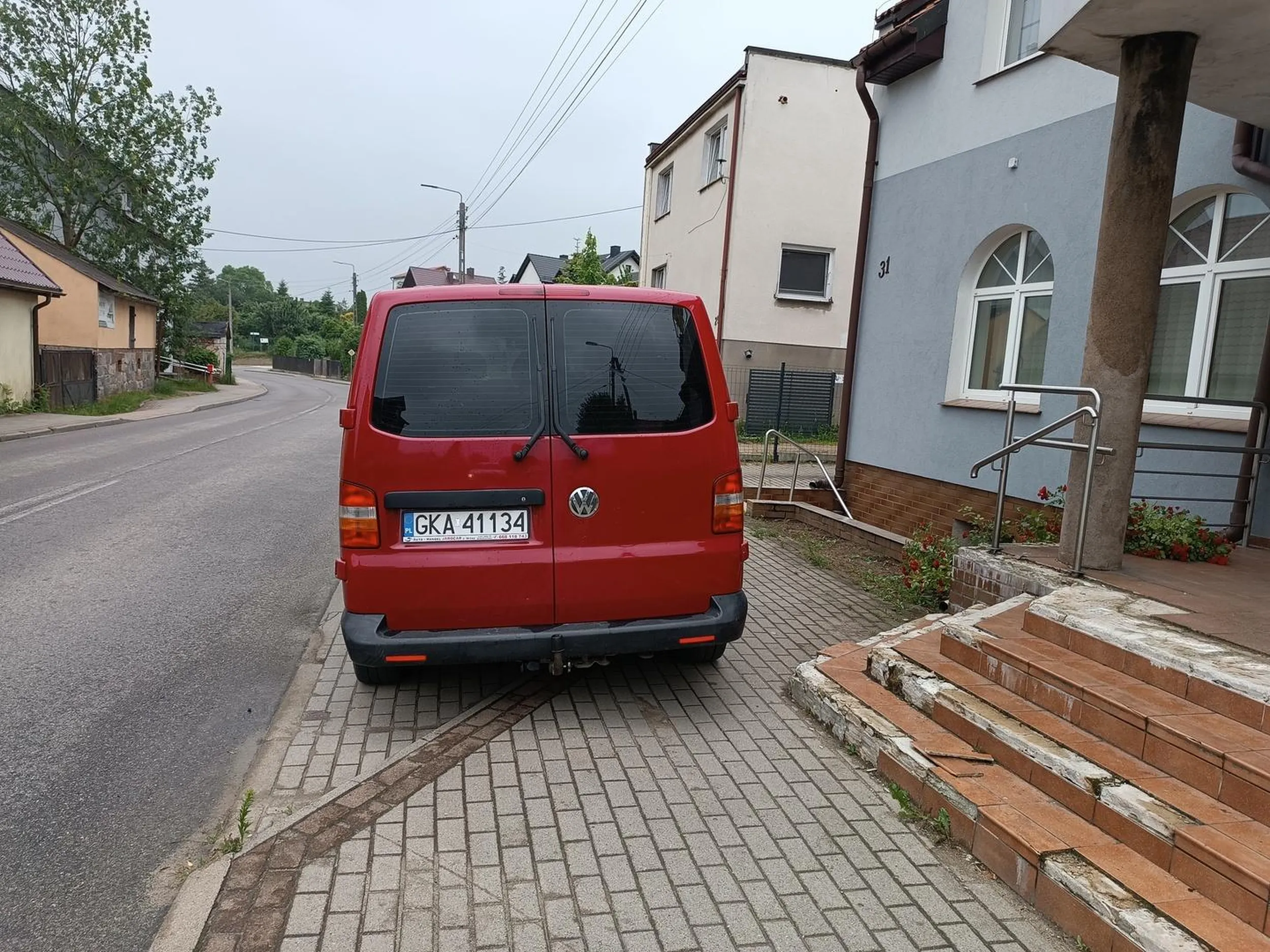 Parkuje jak ostatni baran. Nie da się przejść. Jak nie radzisz sobie z busem to kup sobie Matiza.