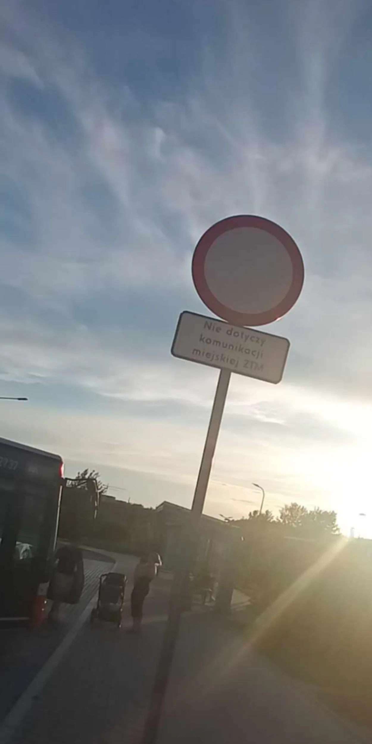 Buc parkuje za znakiem B1 blokując autobus który nie może wjechać na przystanek i wypuścić pasażerów rejestracja zobowiązuje z wiochy przyjechał