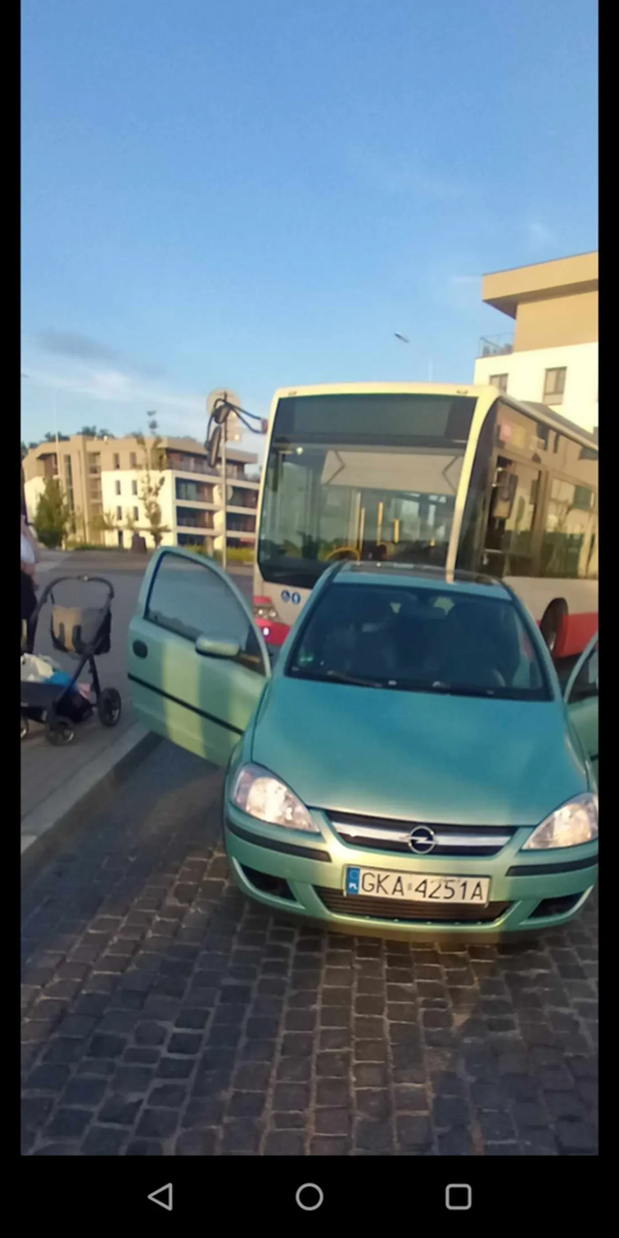 Buc parkuje za znakiem B1 blokując autobus który nie może wjechać na przystanek i wypuścić pasażerów rejestracja zobowiązuje z wiochy przyjechał