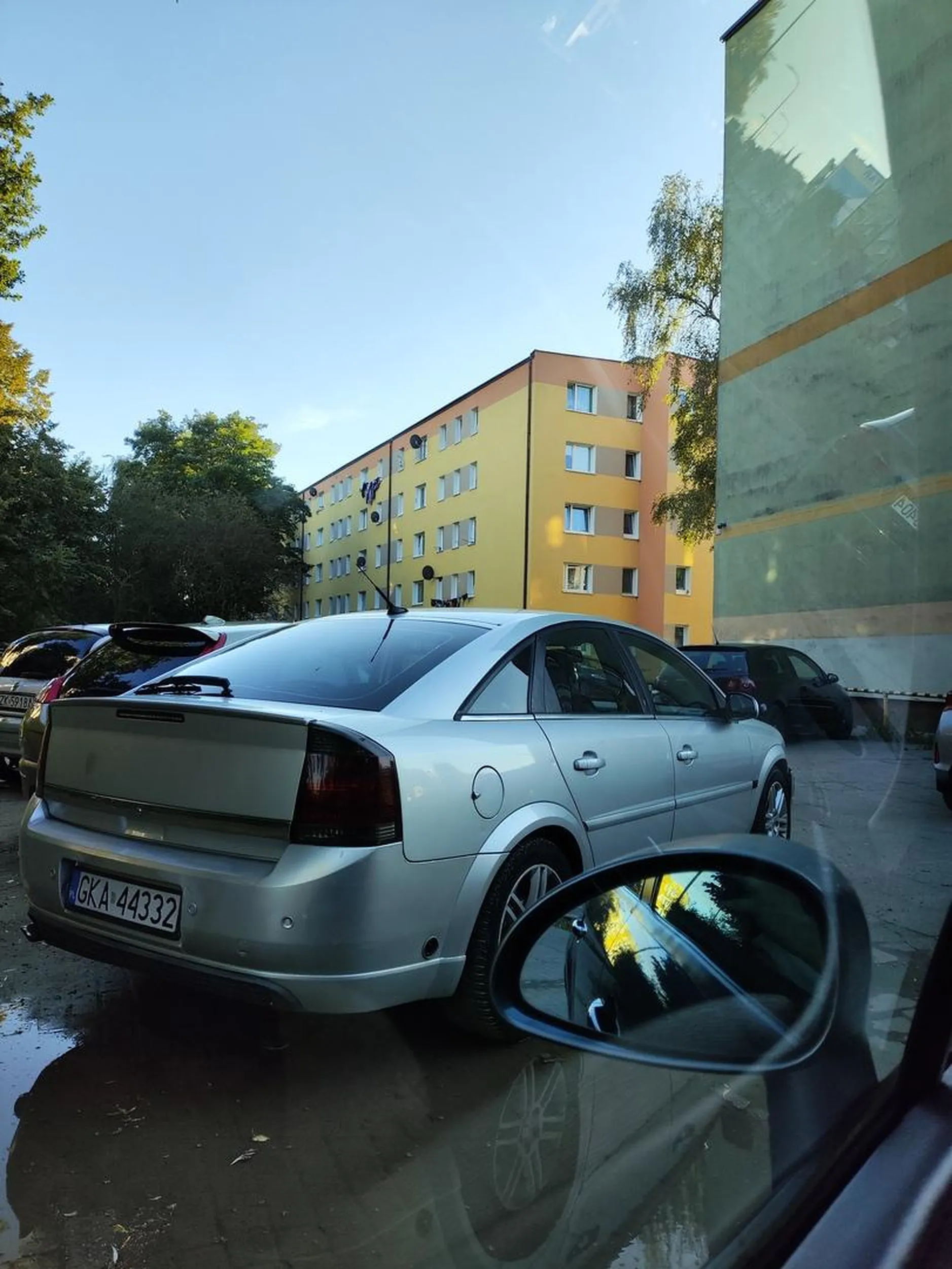 Blokuje wjazd na parking przy ulicy Zygmunta Augusta