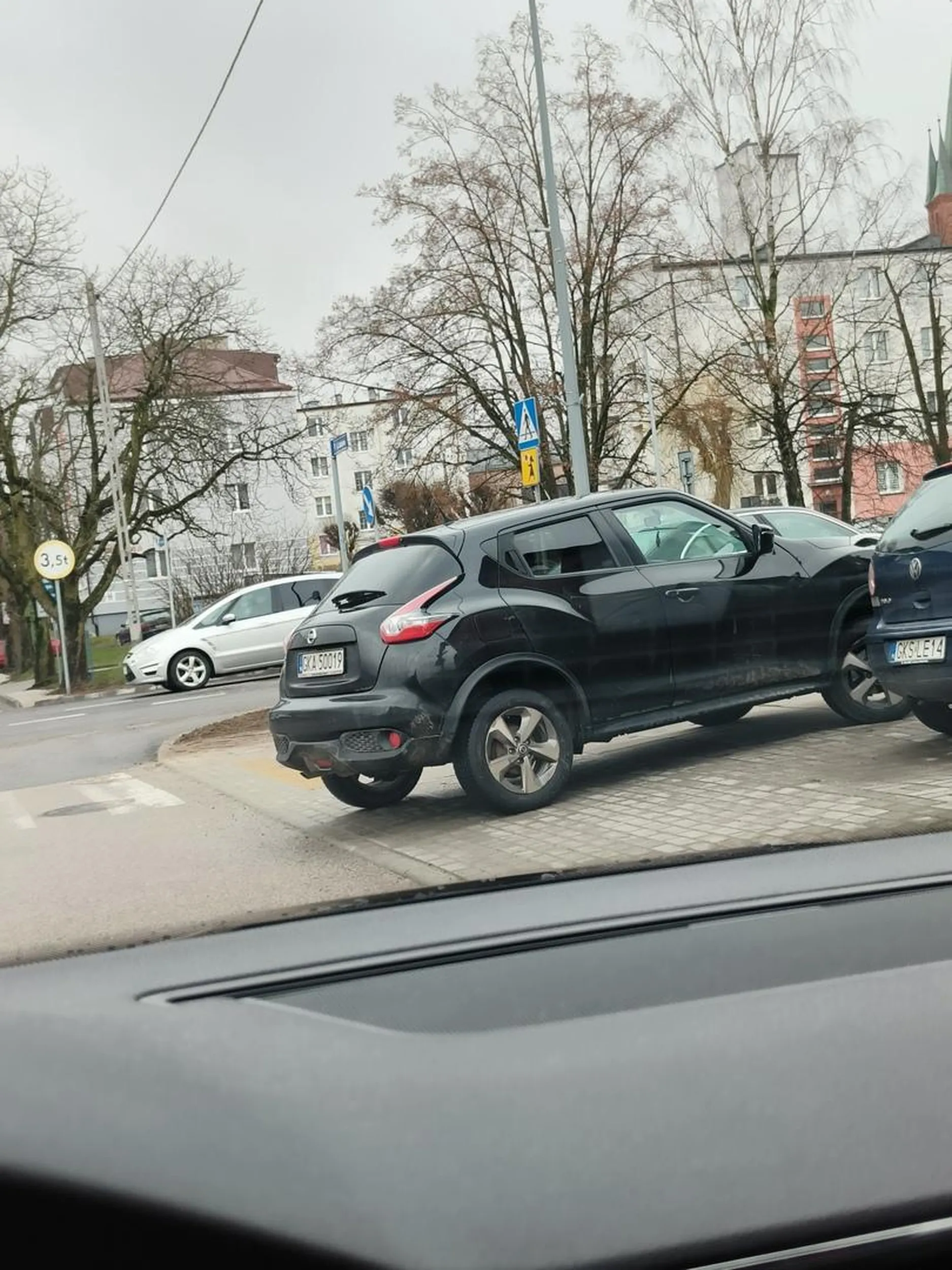 Jak osoba na wózku czy niepełnosprawna ma tutaj bezpiecznie przejść?