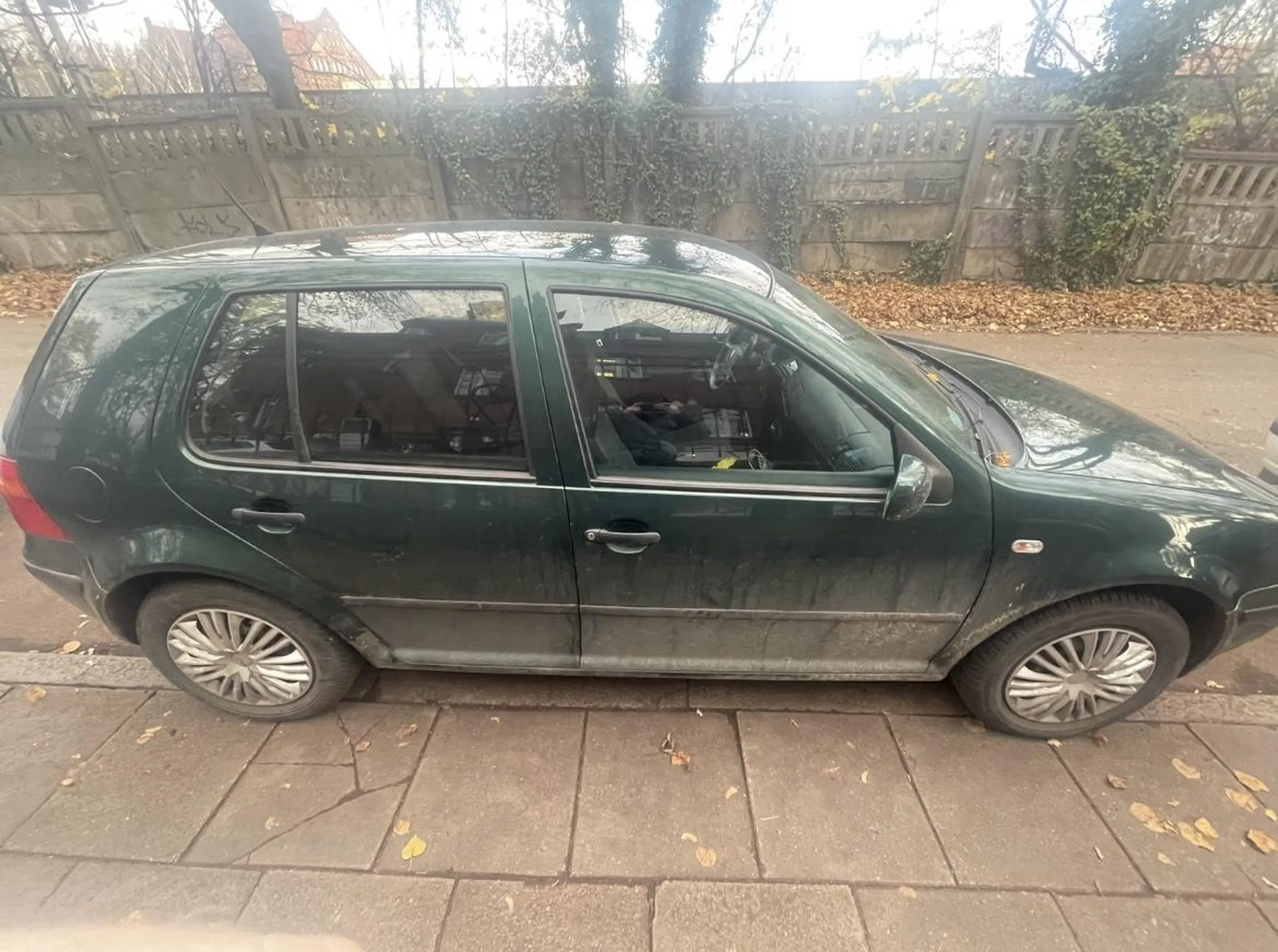 Kierowca parkuje na miejscu zabronionym pod teren szkół okrętowych i technicznych nr 18 „Conradinum”. Spod szkoły wyjeżdża z piskiem opon i stosuje niebezpieczną jazde. Prawo jazdy prawdopodobnie znalazł w paczce chipsów i powinien jeszcze raz ukończyć szkołe jazdy.