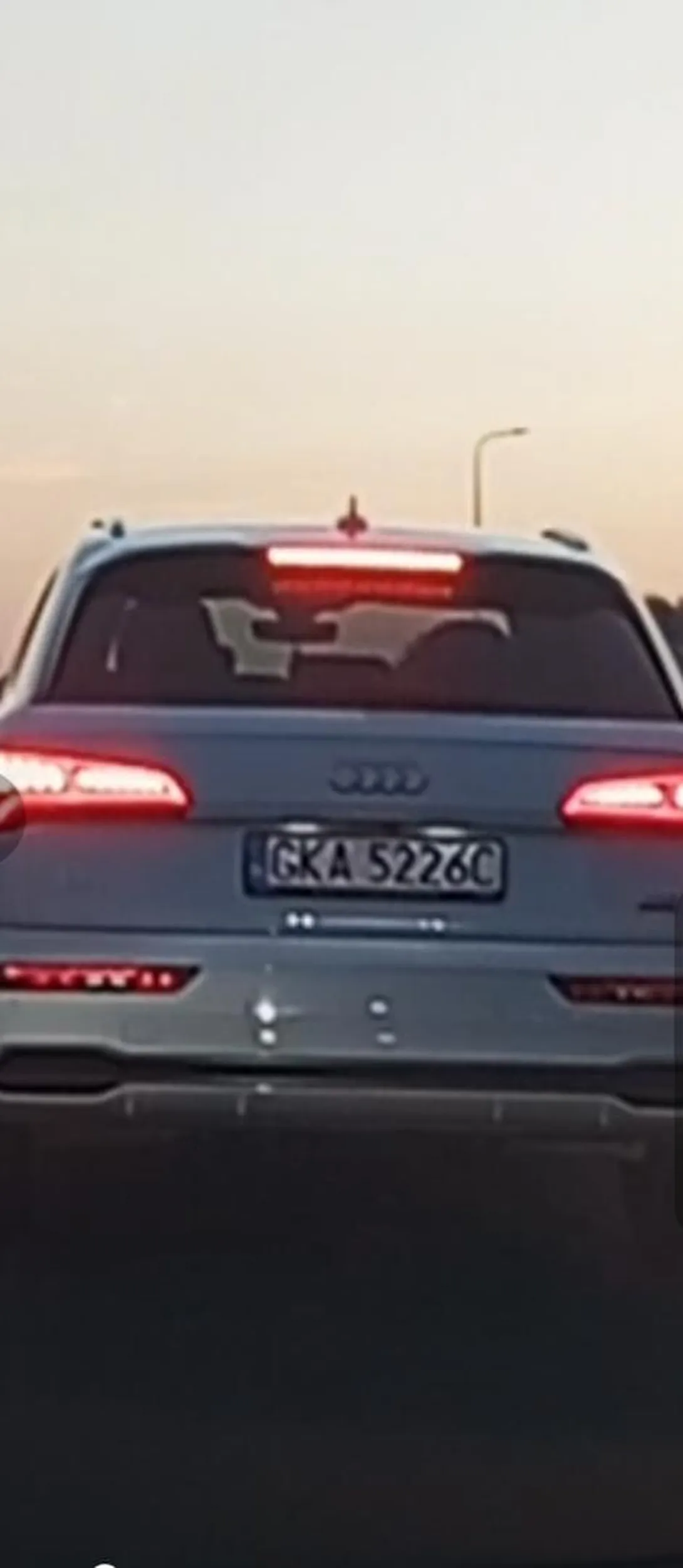 Wariat w audi jeździ jak szalony jakiś.