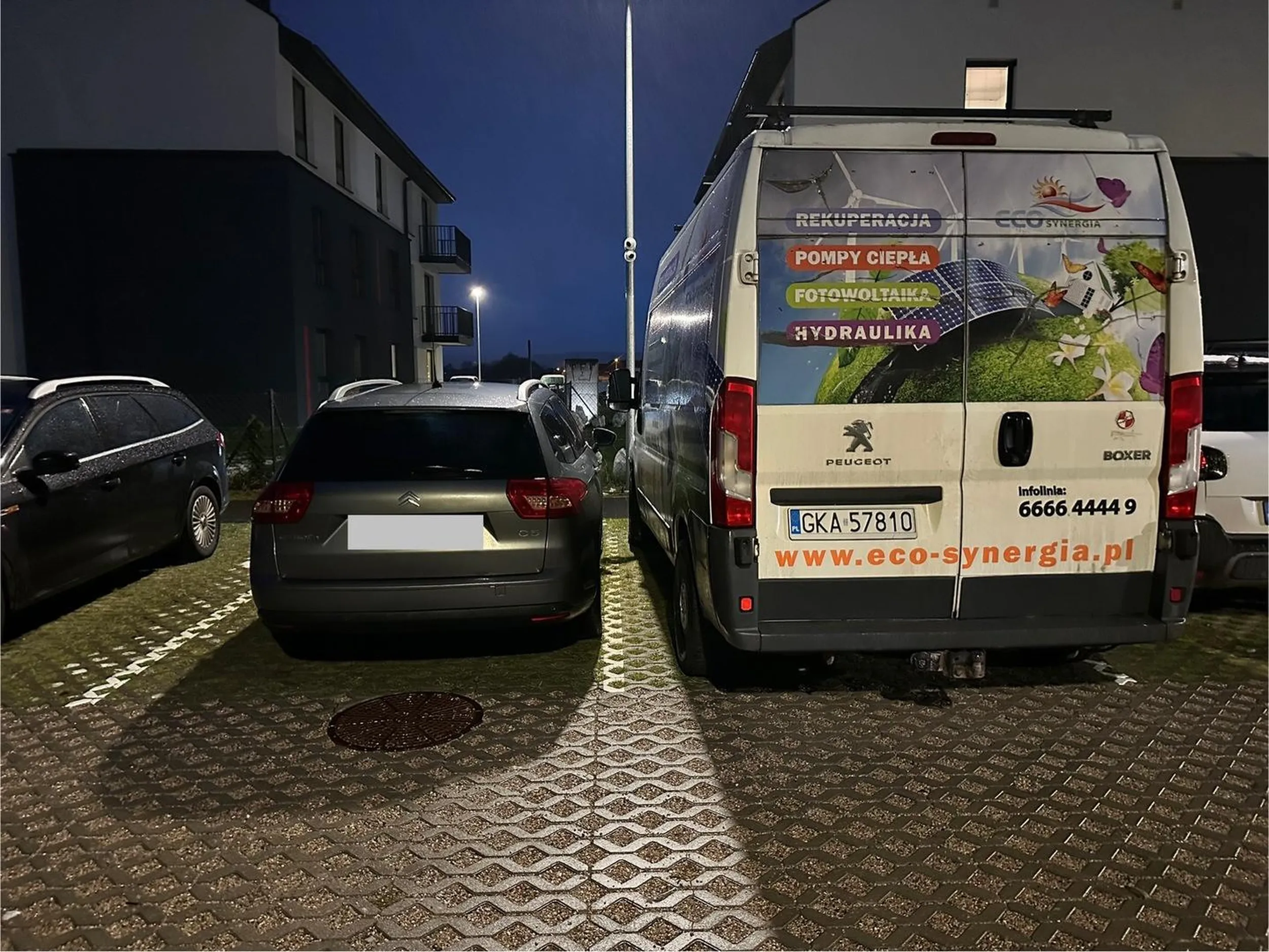 Parkuje na prywatnym miejscu a dodatkowo utrudnia zaparkowanie drugiemu auto bo staje pod kątem