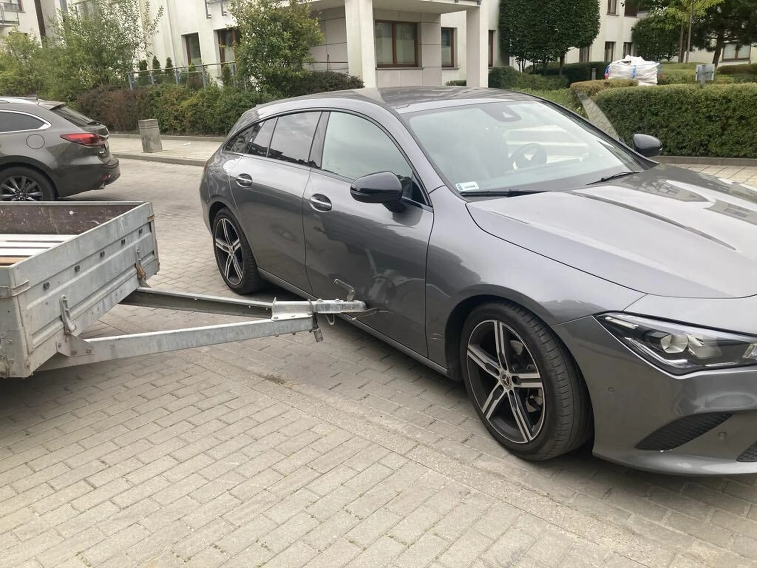 pon. 9/9/2024 godz. 13:30 Gdansk ul. Focha 4A przyczepa pozostawiona luzem z paletami poza obrysem miejsc parkingowych; przy wyjeździe z hali garazowej porysowalem auto GD040WK o dyszel przyczepy. Prosze uprzejmie własciciela przyczepy o kontakt. Monitoring zabezpieczony. Policja powiadomiona. Szkoda z polisy sprawcy.