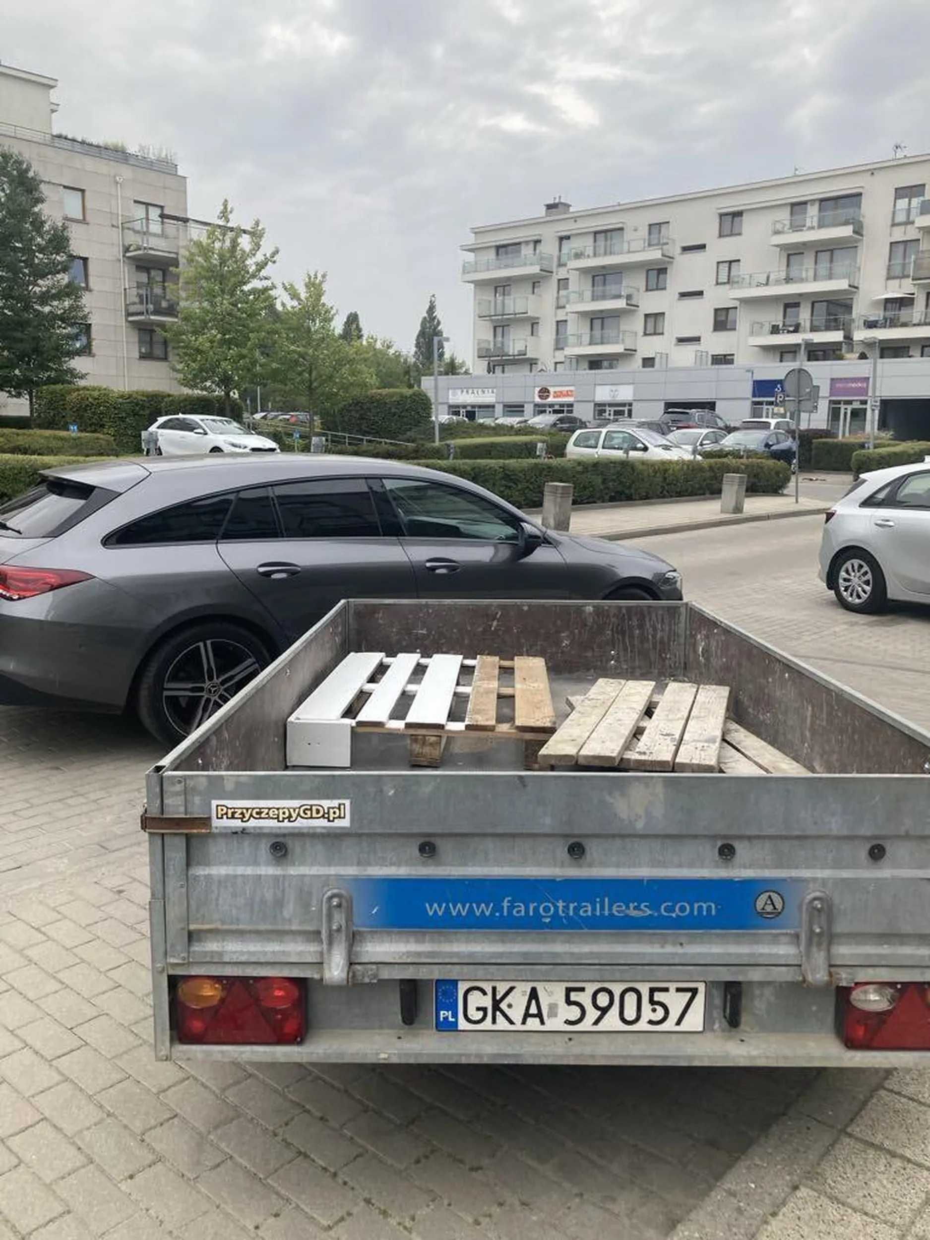 pon. 9/9/2024 godz. 13:30 Gdansk ul. Focha 4A przyczepa pozostawiona luzem z paletami poza obrysem miejsc parkingowych; przy wyjeździe z hali garazowej porysowalem auto GD040WK o dyszel przyczepy. Prosze uprzejmie własciciela przyczepy o kontakt. Monitoring zabezpieczony. Policja powiadomiona. Szkoda z polisy sprawcy.