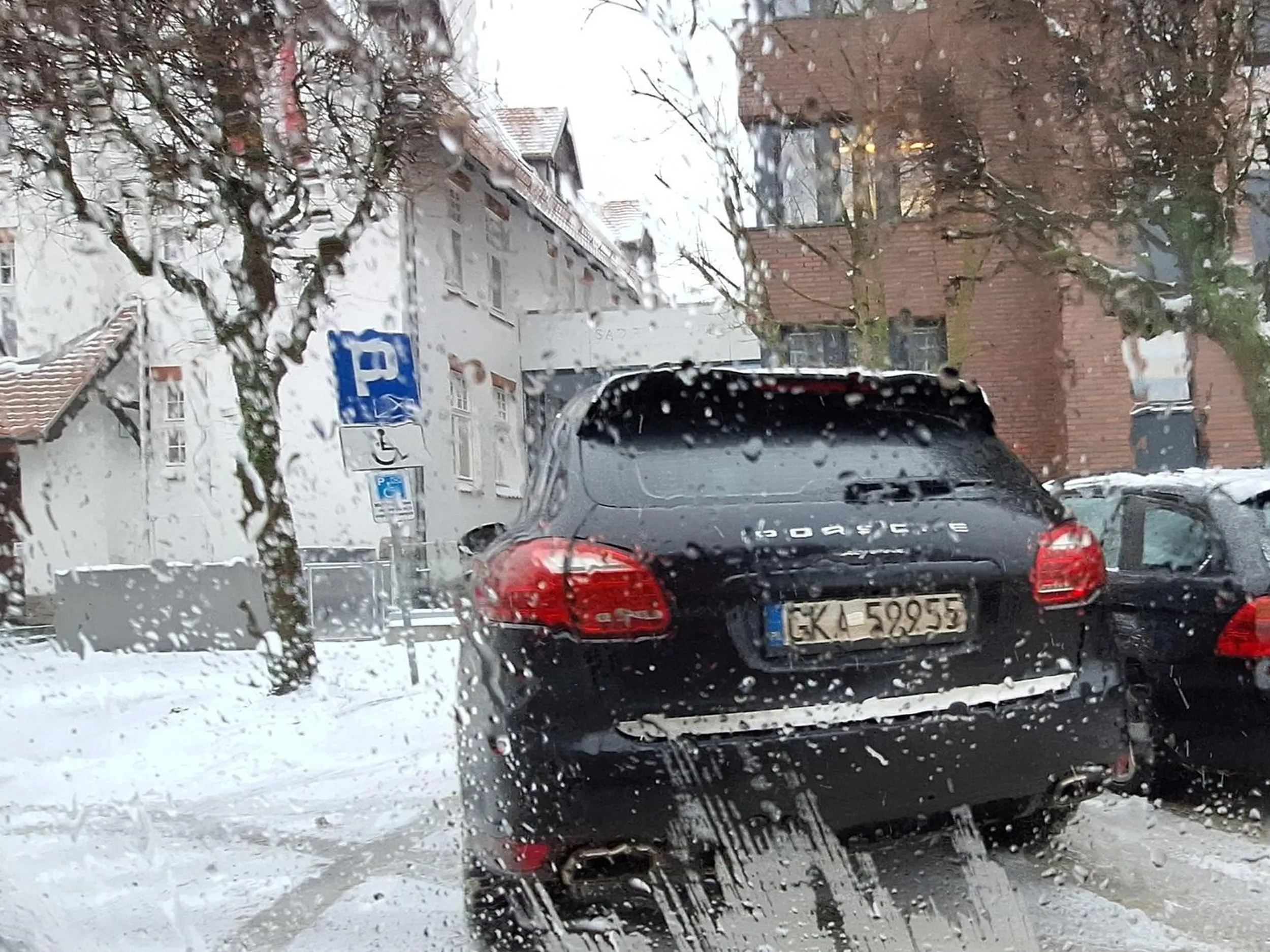 Karty inwalidy brak. Na porsche kasa była, na naukę już nie