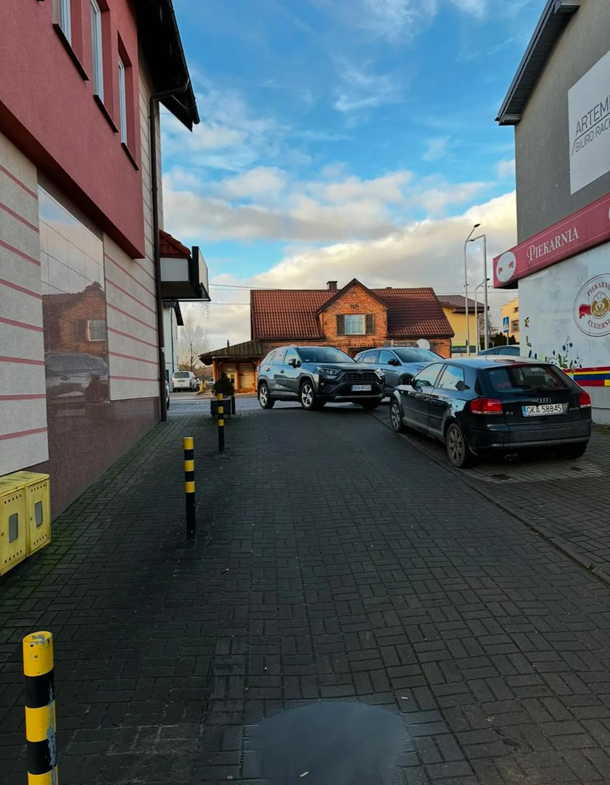 Stał tak conajmniej godzinę