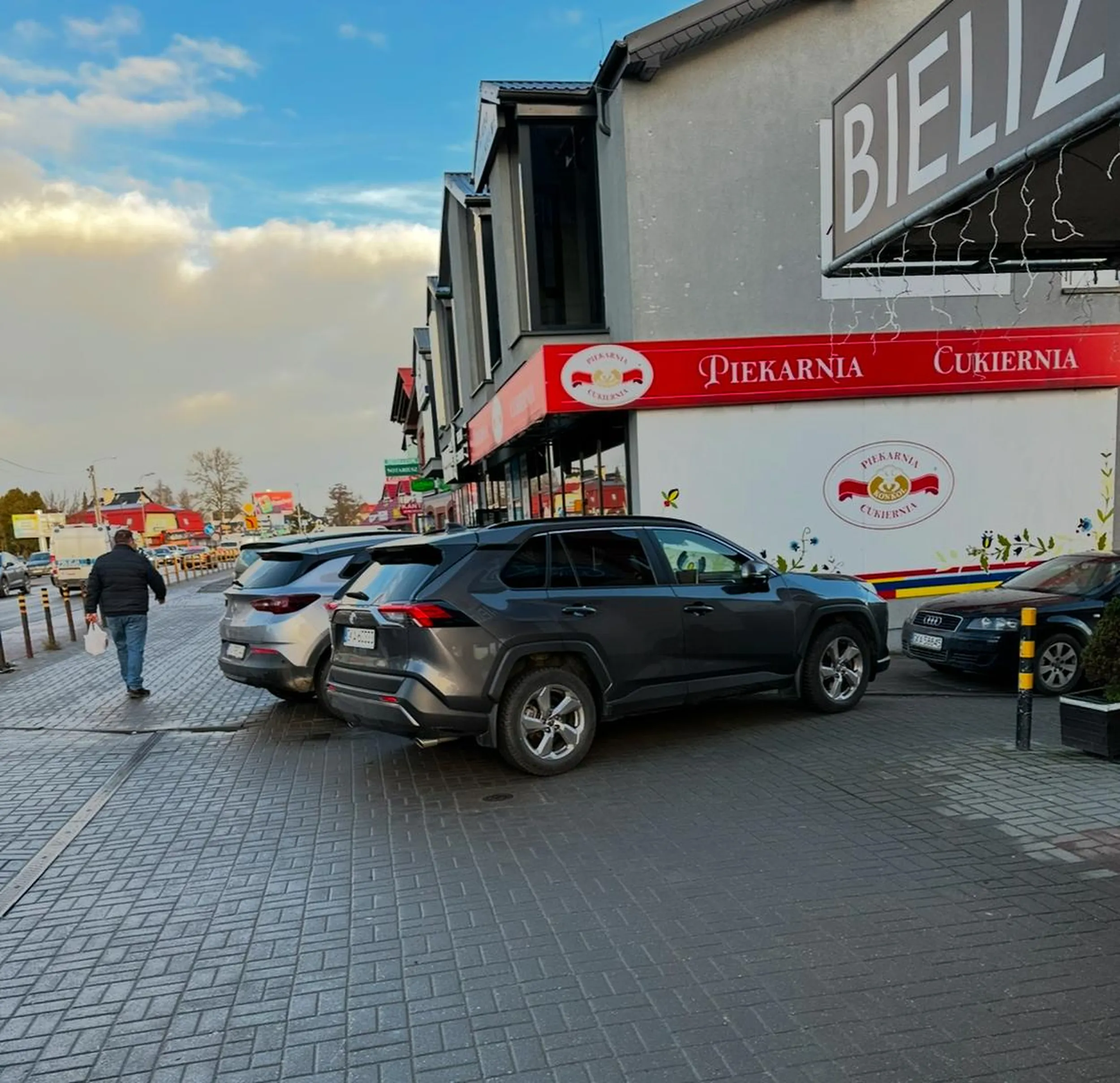 Stał tak conajmniej godzinę