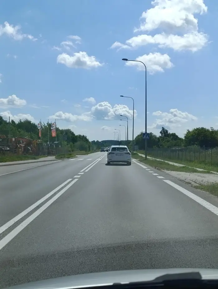 Babka z facetem na stacji paliwowej w Baninie  dnia 14 lipca 2024 roku zostawili płaczące dziecko w samochodzie i poszli robić zakupy.  Tragedia, niektórzy nie powinni mieć dzieci :/