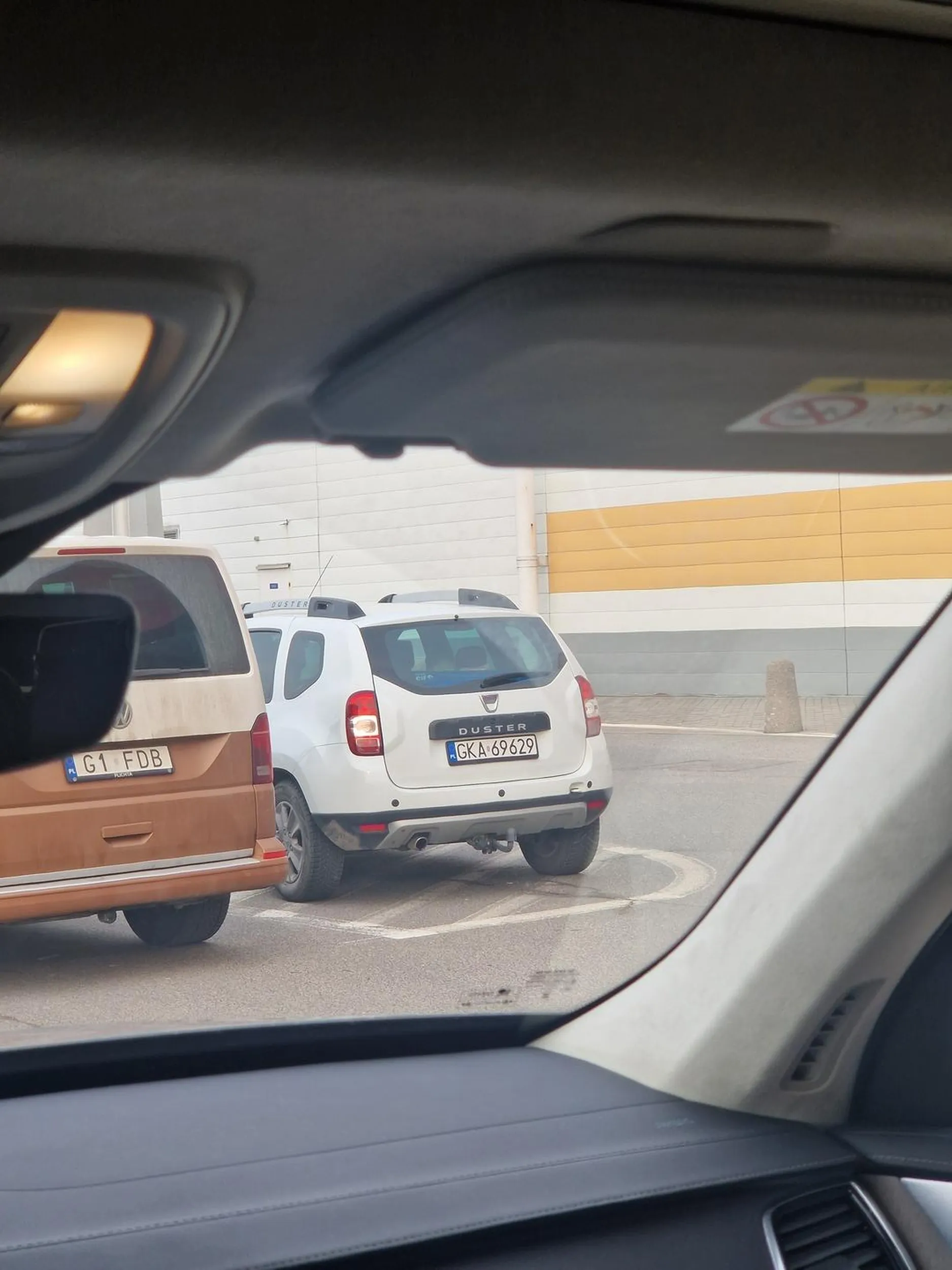 Cały parking wolny, ale Kartuzy muszą na powierzchni wyłączonej zaparkować  - przed samym wejściem. Szkoda że burak nie wjedzie do sklepu.