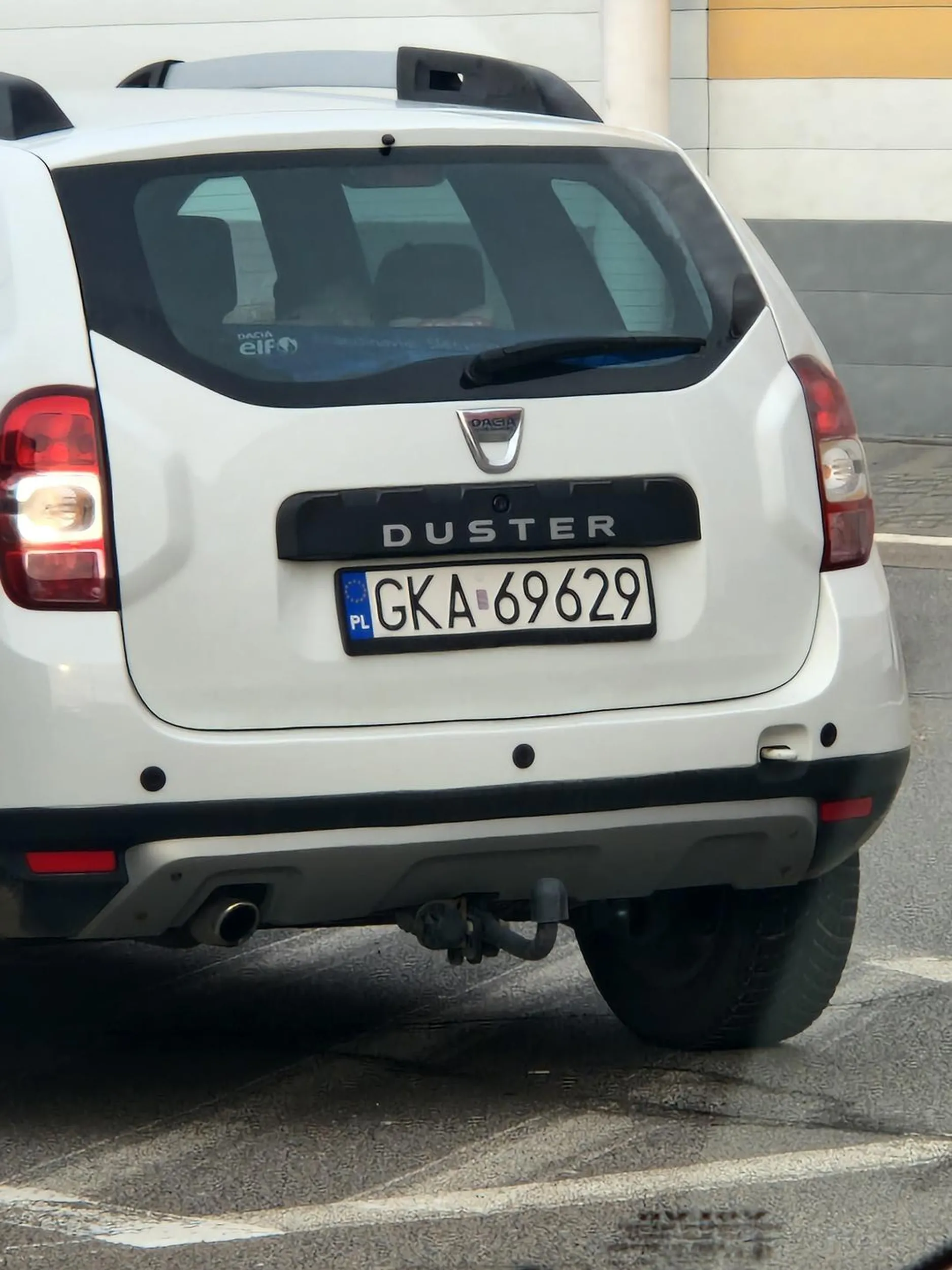 Cały parking wolny, ale Kartuzy muszą na powierzchni wyłączonej zaparkować  - przed samym wejściem. Szkoda że burak nie wjedzie do sklepu.