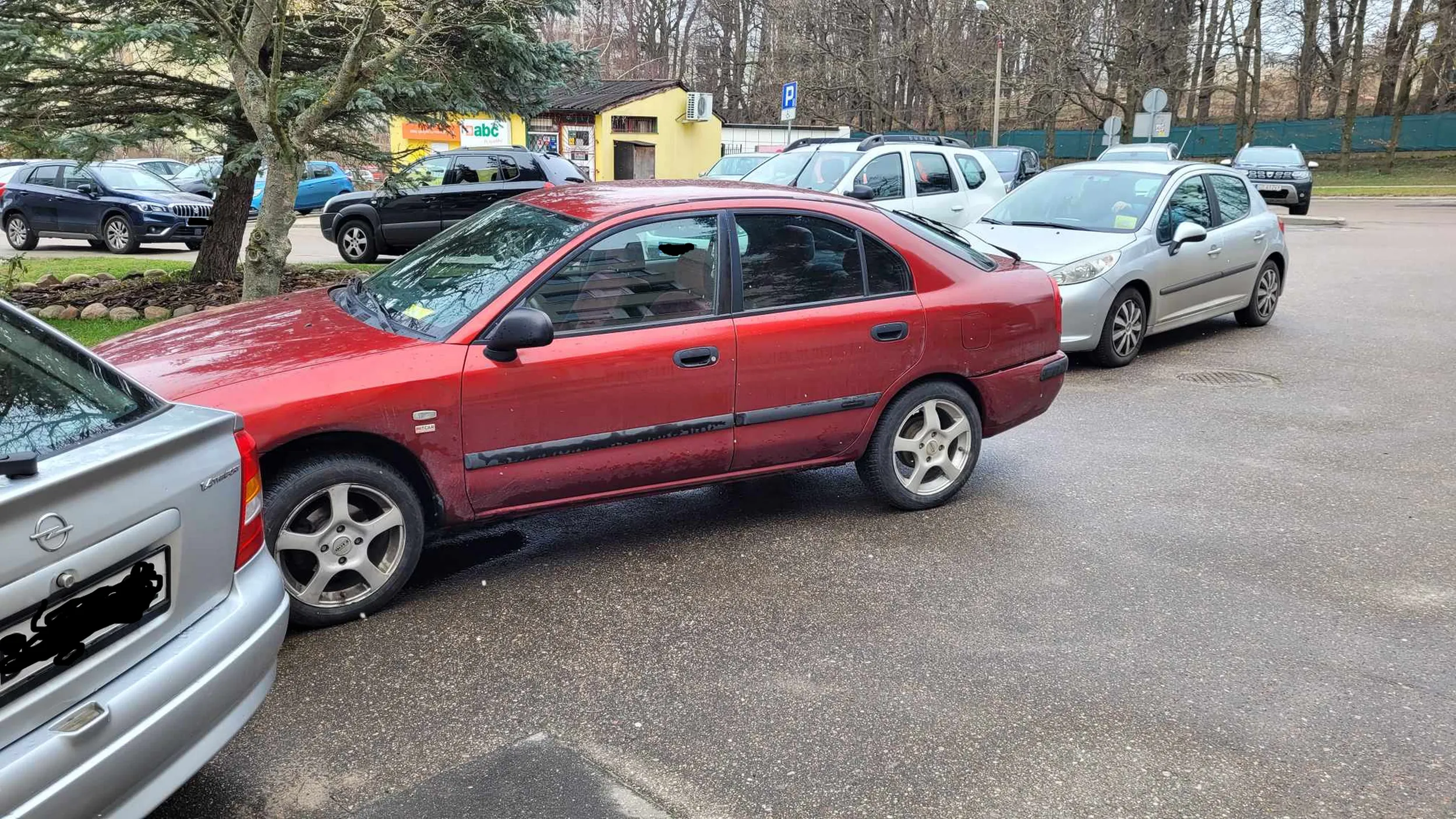 Kierowca parkuje zajmując 2 miejsca.