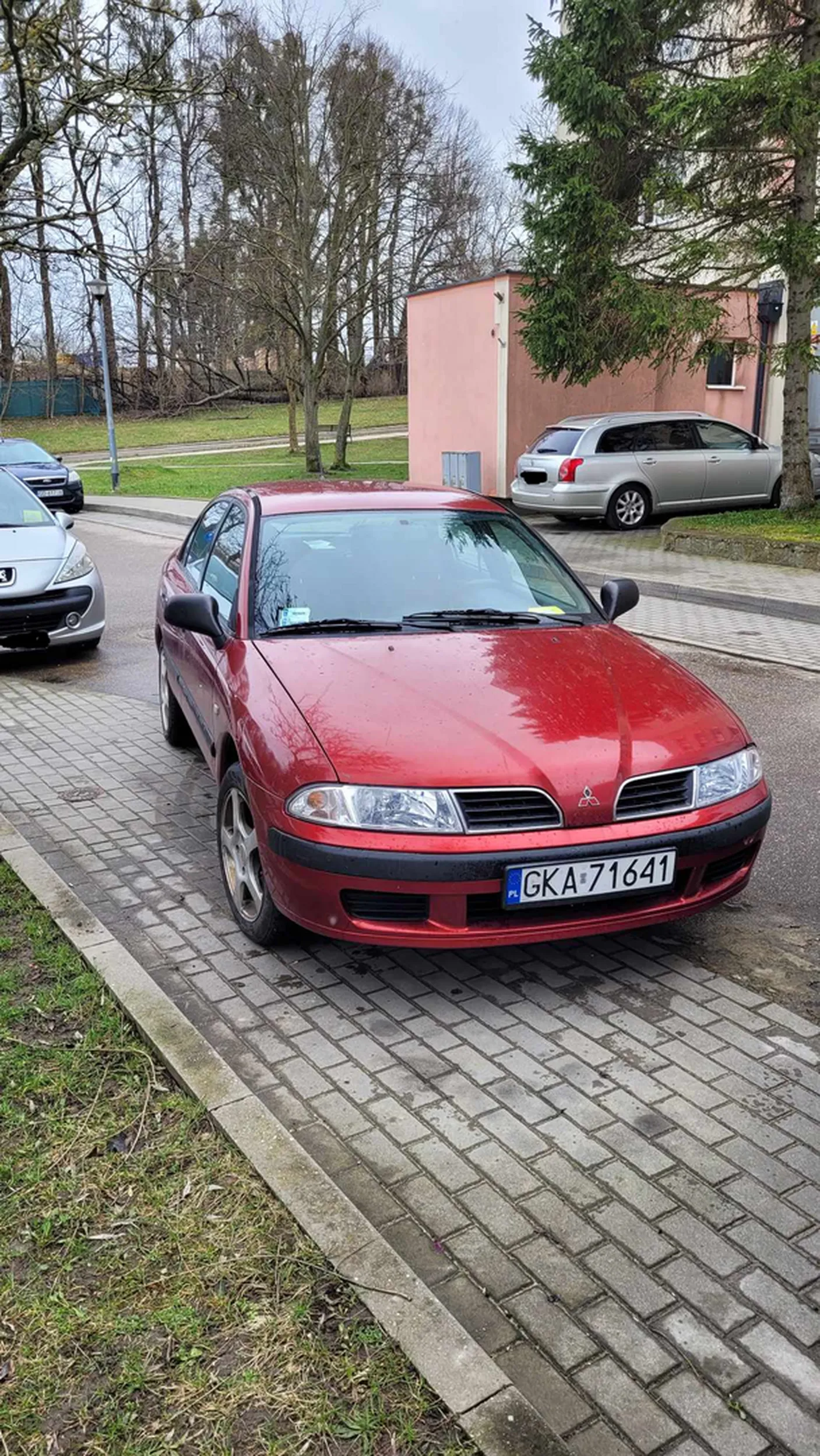 Kierowca parkuje zajmując 2 miejsca.