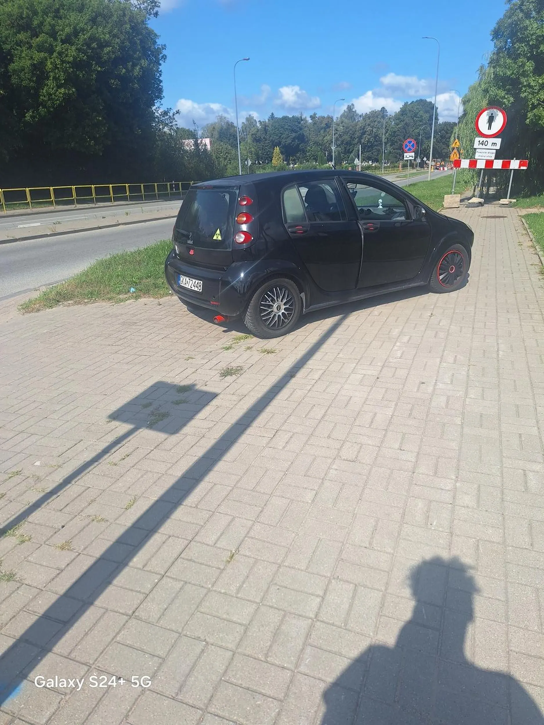 To auto wygląda jak by zostało pożucone, drzwi otwarte muzyka w radiu leci a auto na chodniku  przy pasach przez które tam wjechał/a ..