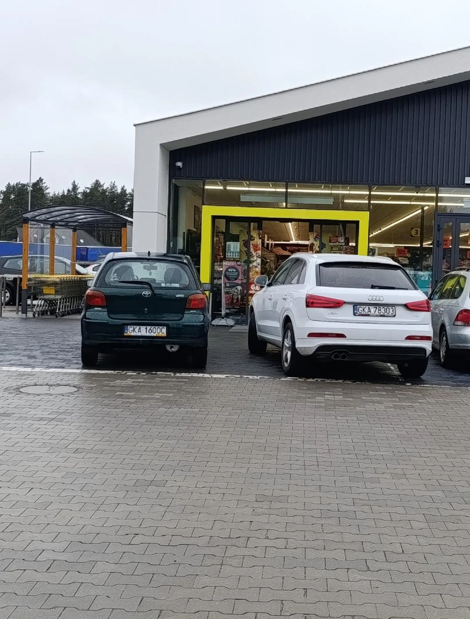 Może do sklepu wjedź? Wolnych miejsc parkingowych sporo, a dwie ameby umysłowe zawsze się znajdą.