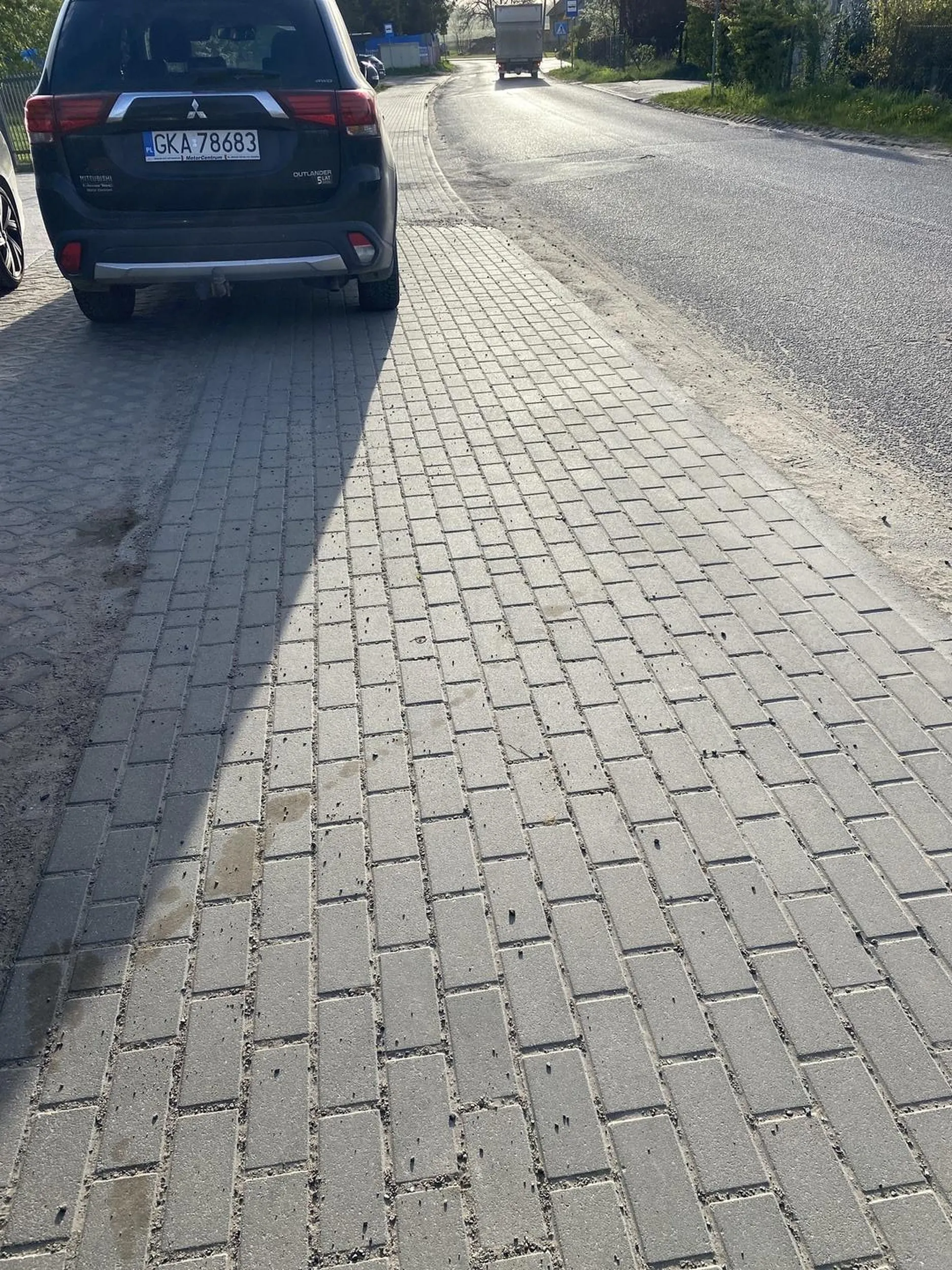 burak staje na srodku chodnika