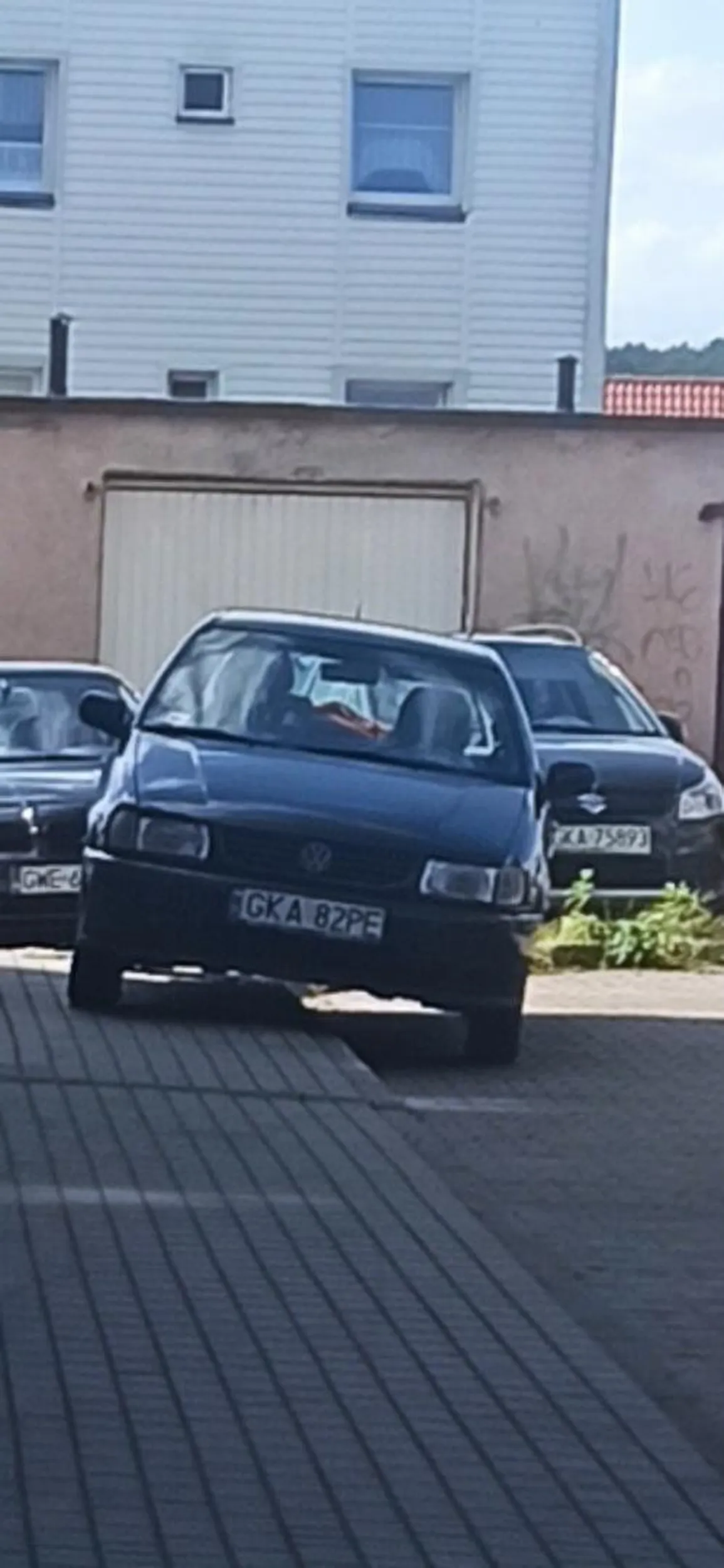 codziennie tak parkowane auto, mimo wolnych miejsc na parkingu