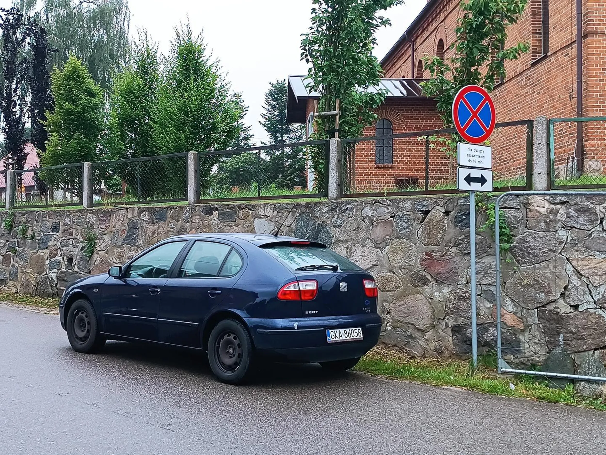 Parkuje na zakazie, ciężko minąć się samochodem. Dla tego kierowcy znak ten stanowi prawdziwą tajemnicę.
