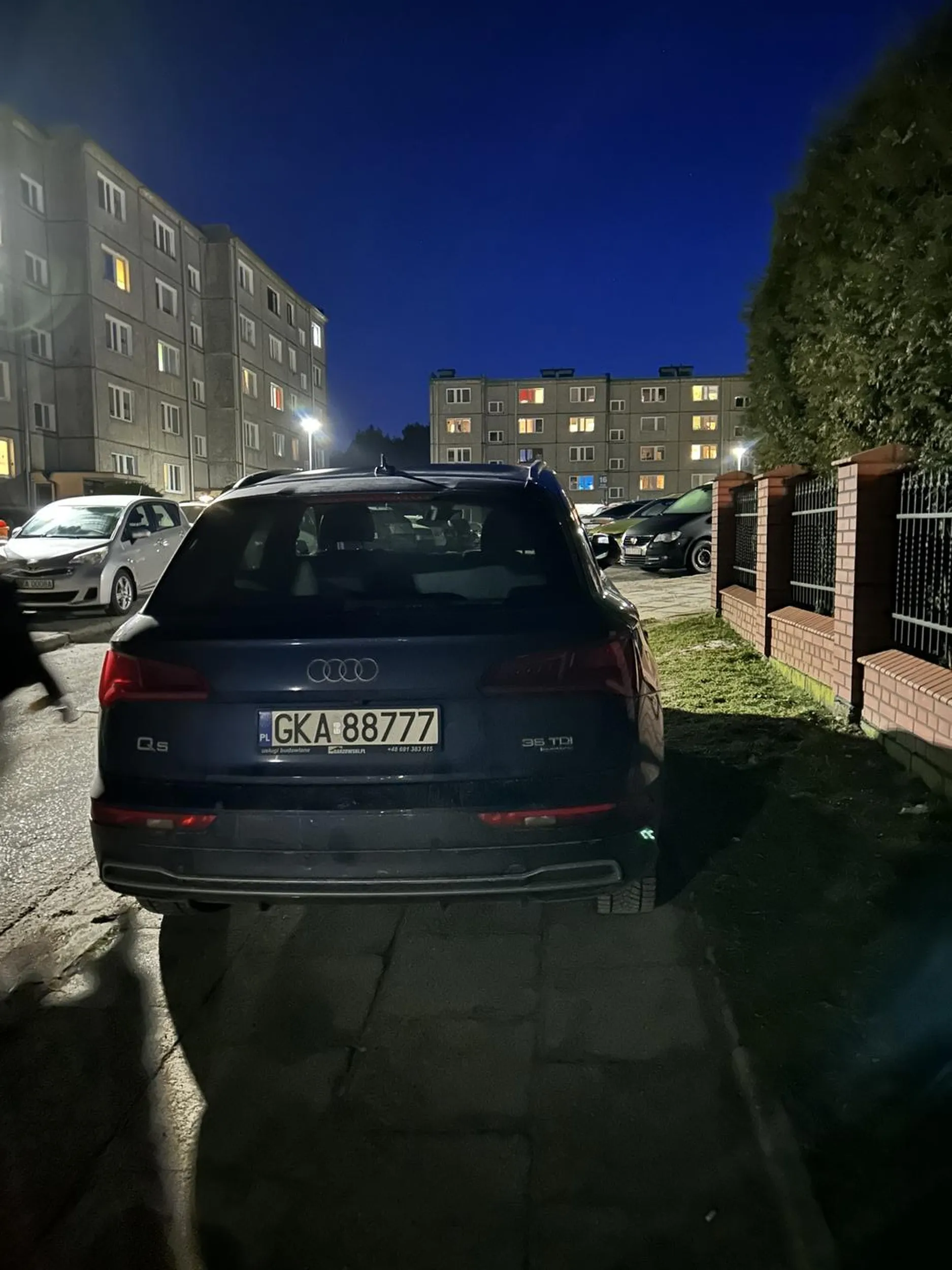 co za cymbał parkuje na chodniku ze nie mam jak przejsx