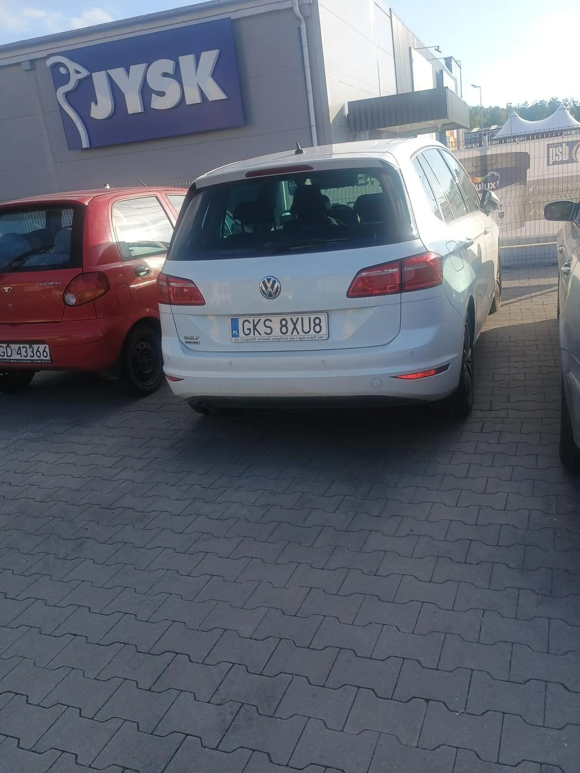 Cały parking wolny ale oto jegomość zaparkuje tak blisko że dzwi nie można otworzyć