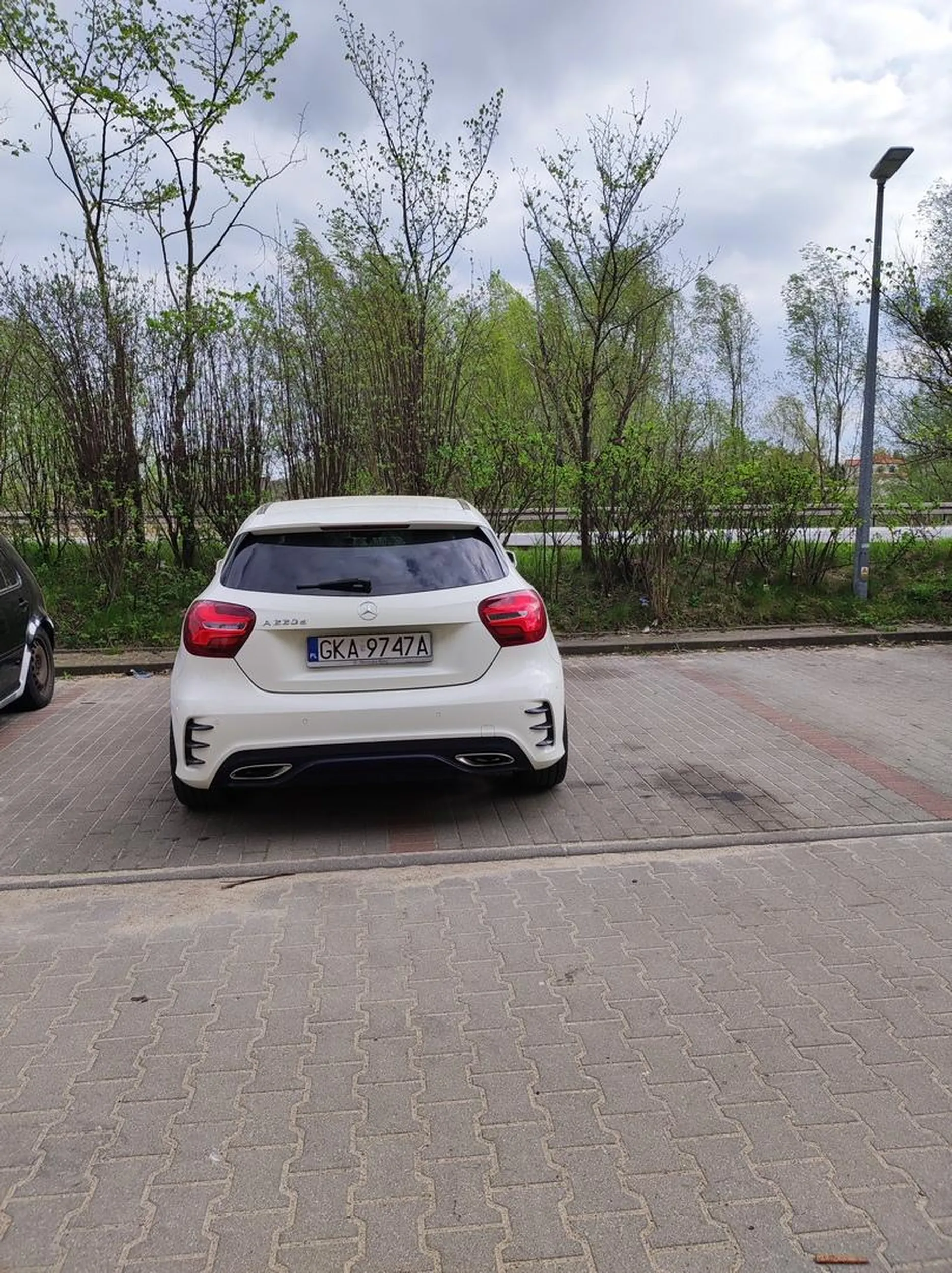Drugi dzień z rzędu parkuje swoim mercem na dwóch miejscach, bo jak że by inaczej? Przecież parking cały pusty to można.
