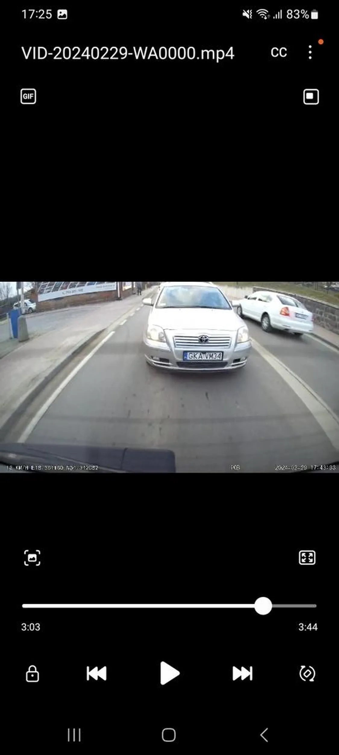 Psychol. Podjeżdża pod samochód, trąbi gdy ustępujesz miejsca innym kierowcom. Zjeżdża z drogi, nie panuje nad pojazdem