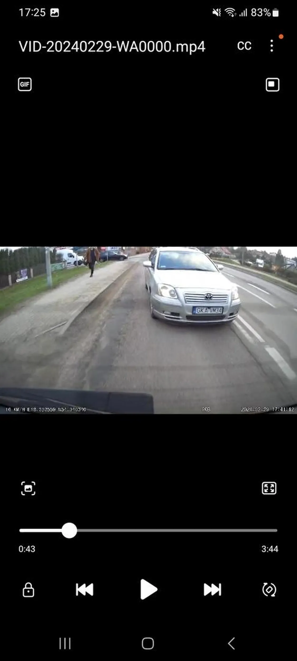 Psychol. Podjeżdża pod samochód, trąbi gdy ustępujesz miejsca innym kierowcom. Zjeżdża z drogi, nie panuje nad pojazdem