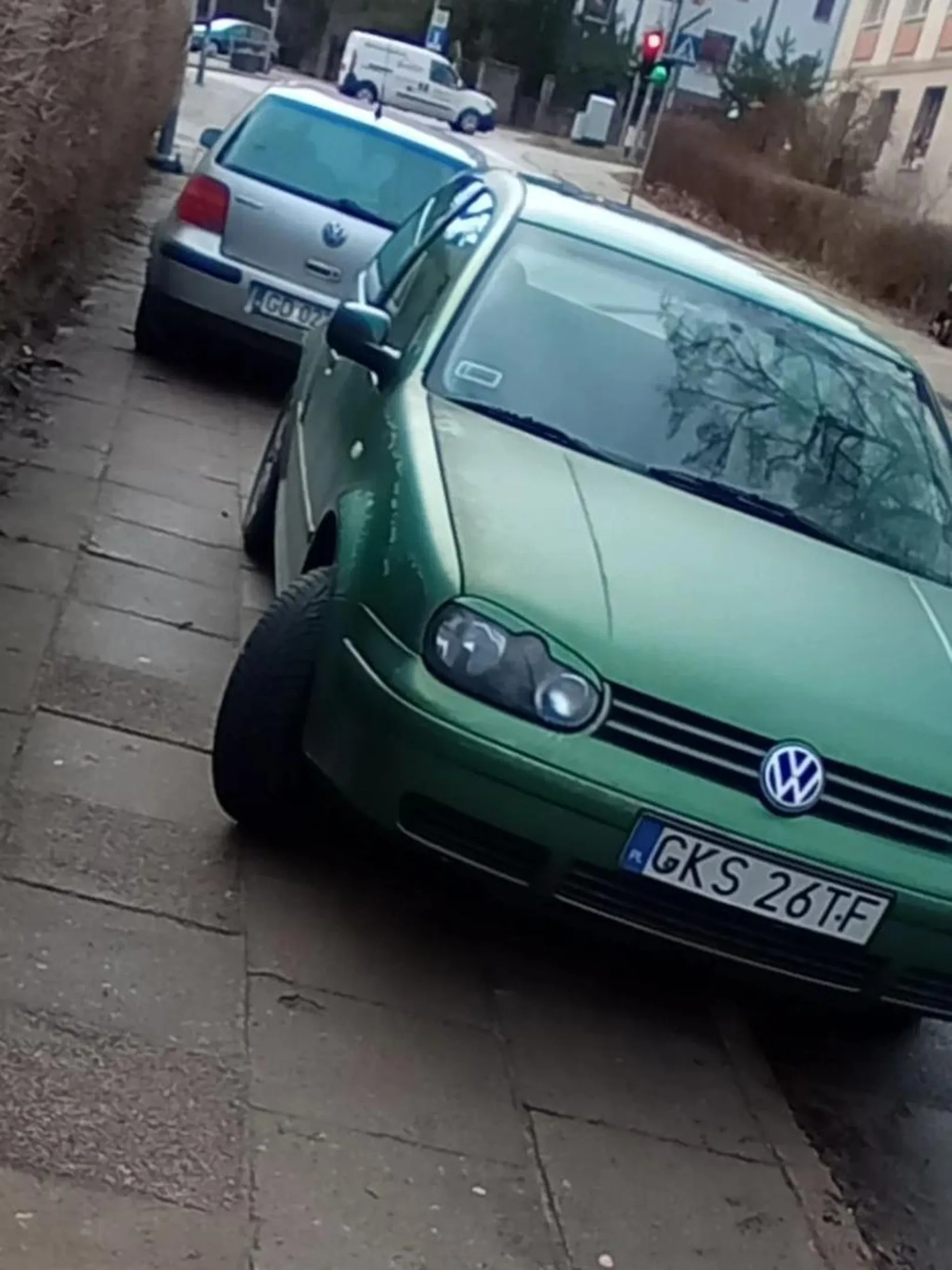 Chodnik przy szkole podstawowej w Gdańsku-Wrzeszczu. Zdjęcie z lutego 2024. Golf prawdopodobnie bez badań technicznych. Ostatnie badanie z pozytywnym wynikiem 2022/03/07. Dane ogólnodostępne